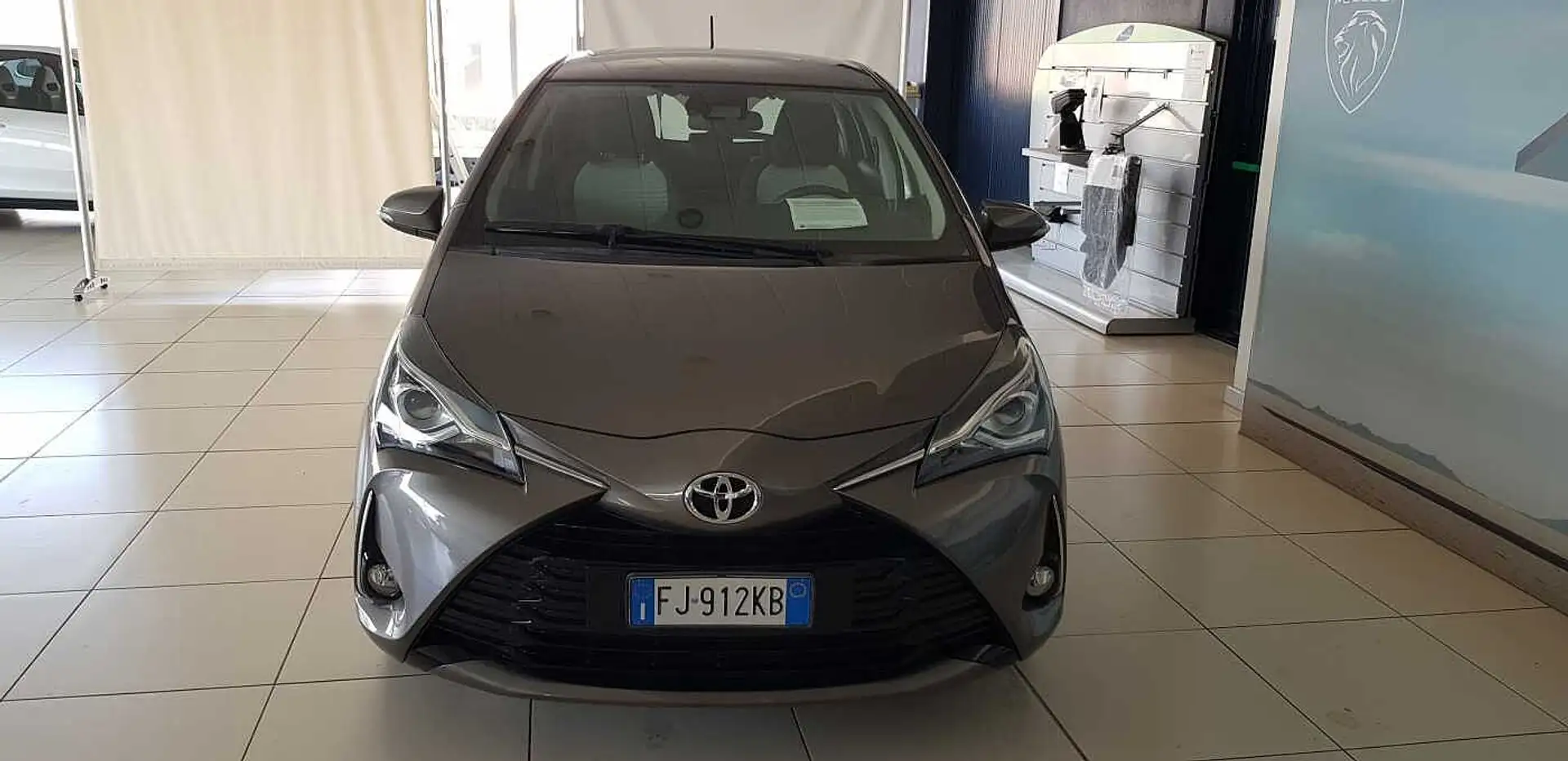 Toyota Yaris 1.0 5 porte Active Grijs - 2