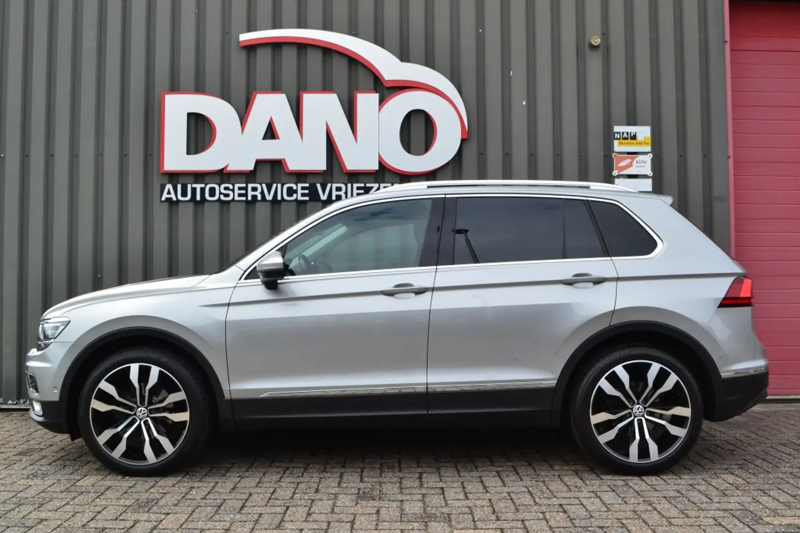 Volkswagen Tiguan 1.4 TSI ACT DSG Highline LED/Camera/ACC/20'' inch Grijs - 2