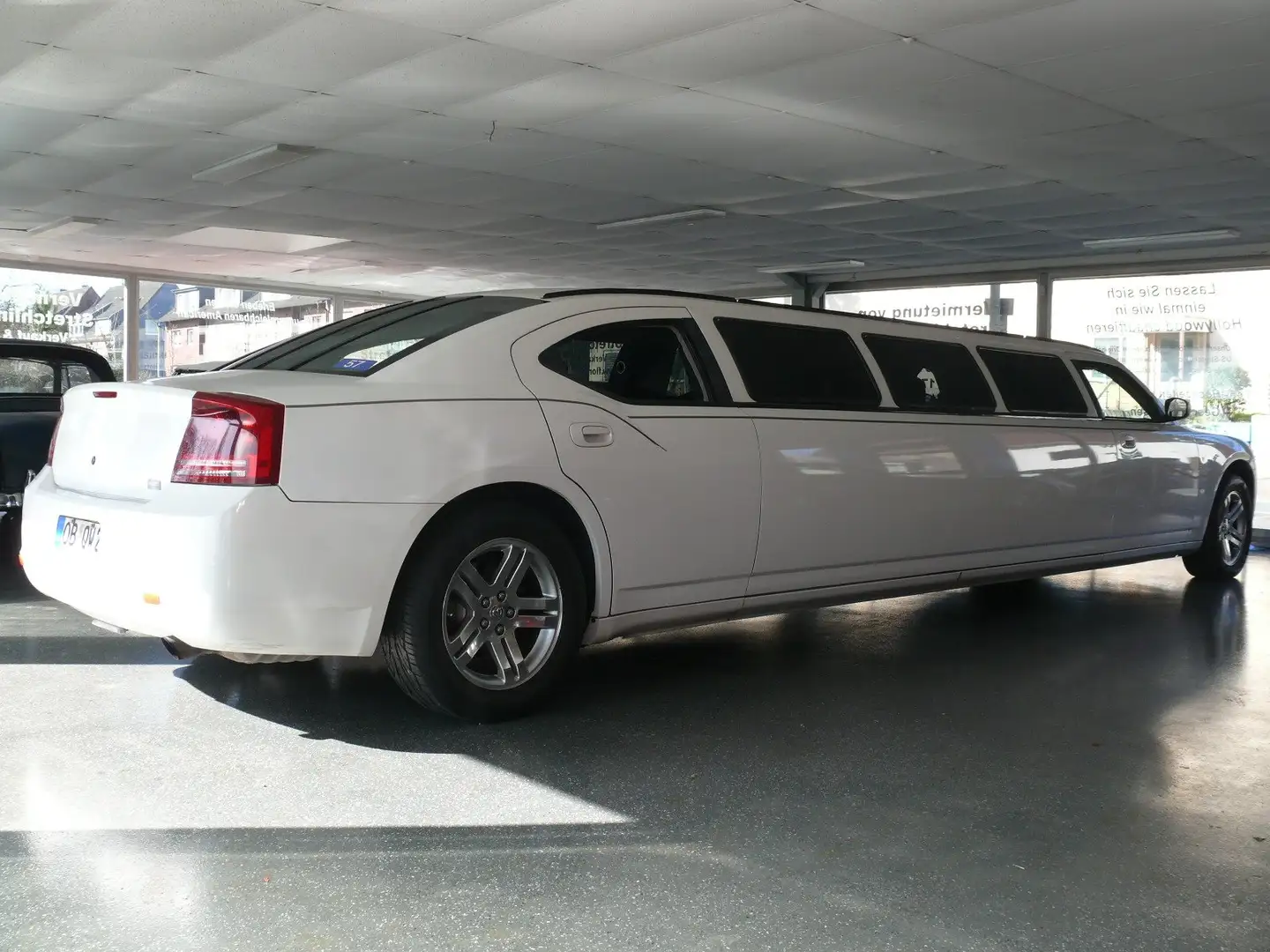 Dodge Charger Stretchlimousine Bílá - 2