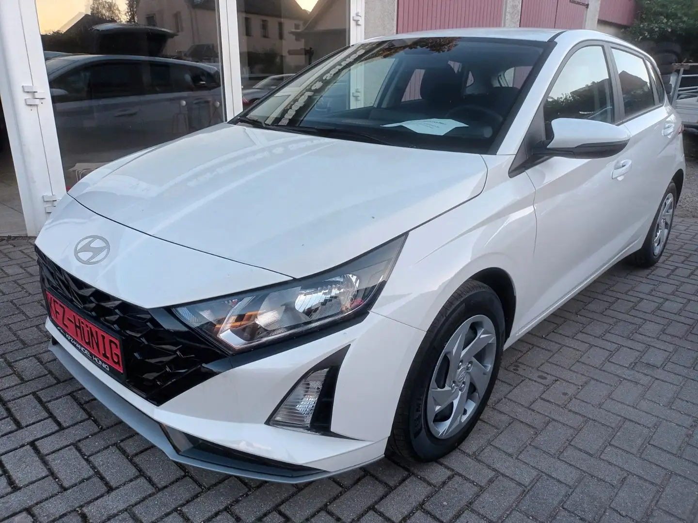 Hyundai i20 COMFORT 1.0T-GDI NAVI+SHZ+PDC+KAMERA !! Bílá - 1