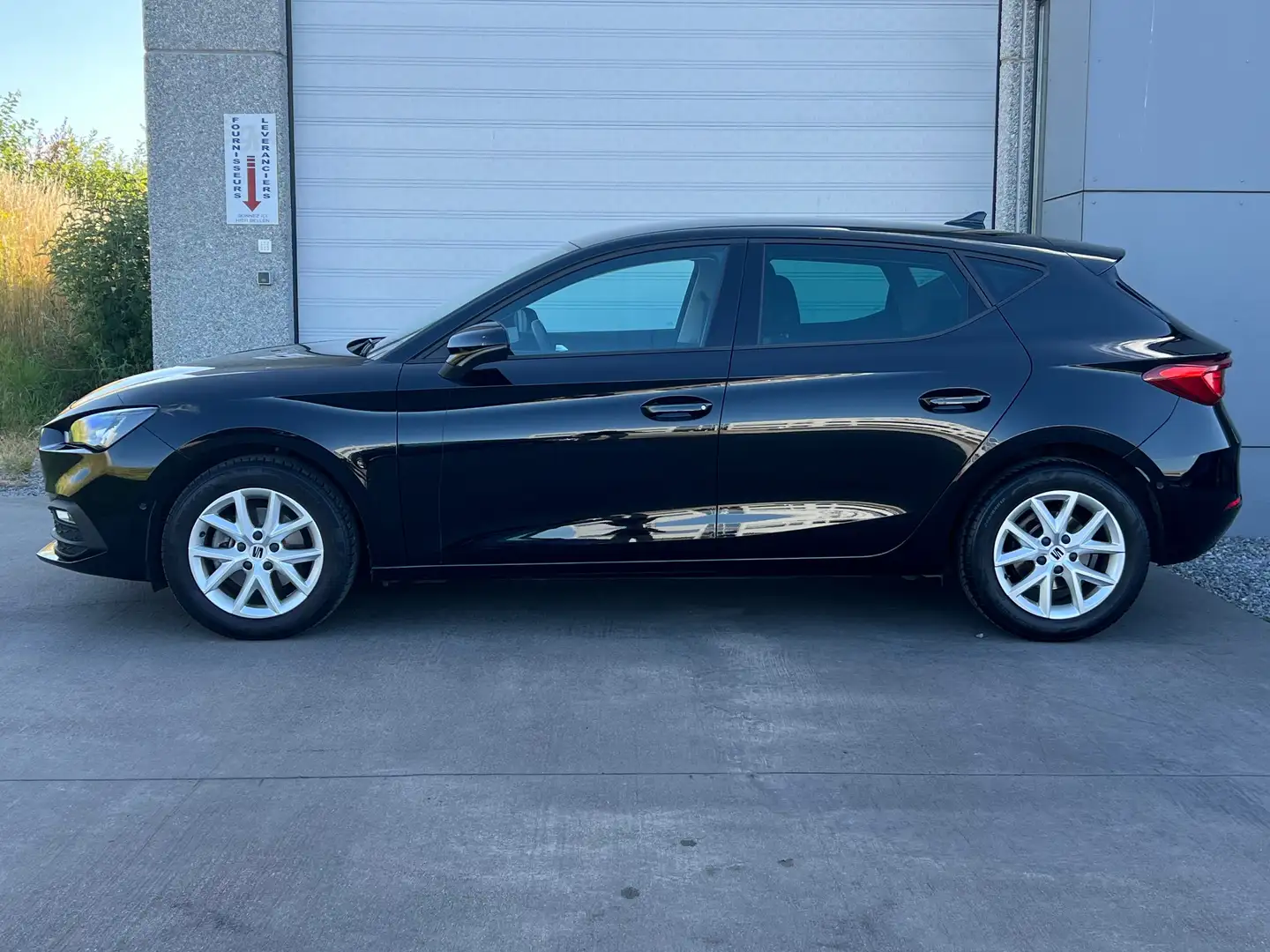 SEAT Leon Leon 1.0 eTSI MHEV Style DSG Zwart - 2