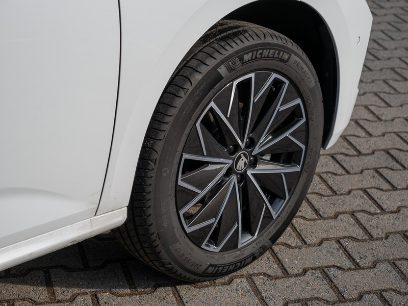 Skoda Kamiq 1.5 TSI Tour PDC NAVI ACC LED — photo 5