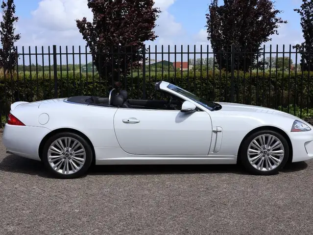 Jaguar XK view 12