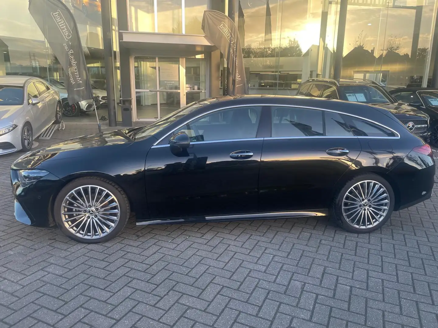 Mercedes-Benz CLA 180 Shooting Brake CLA Star Edition Schwarz - 2