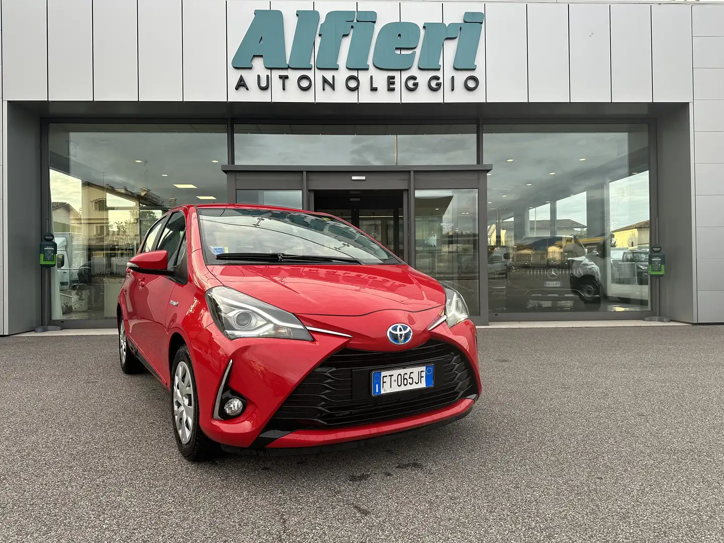 Toyota Yaris Yaris 1.5h Hybrid Business 5Pte 74Kw Clima E6C IVA Red - 1