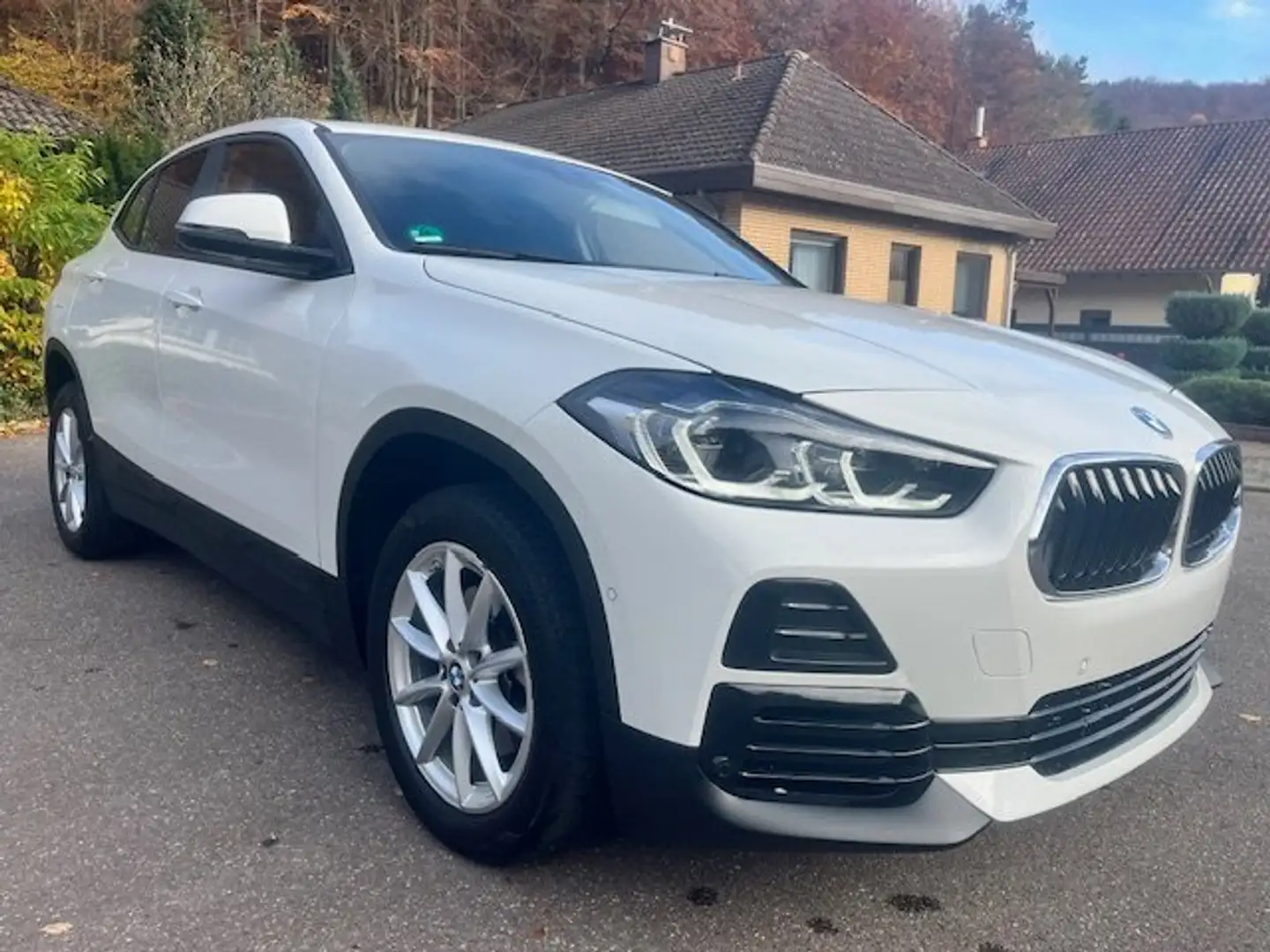 BMW X2 sDrive 18 d Adv./1.Hd/Autom/Led/SportSi/M-LR/AHK/ Blanc - 1