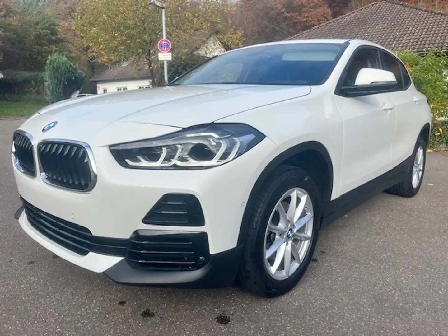 BMW X2 sDrive 18 d Adv./1.Hd/Autom/Led/SportSi/M-LR/AHK/ Blanc - 2