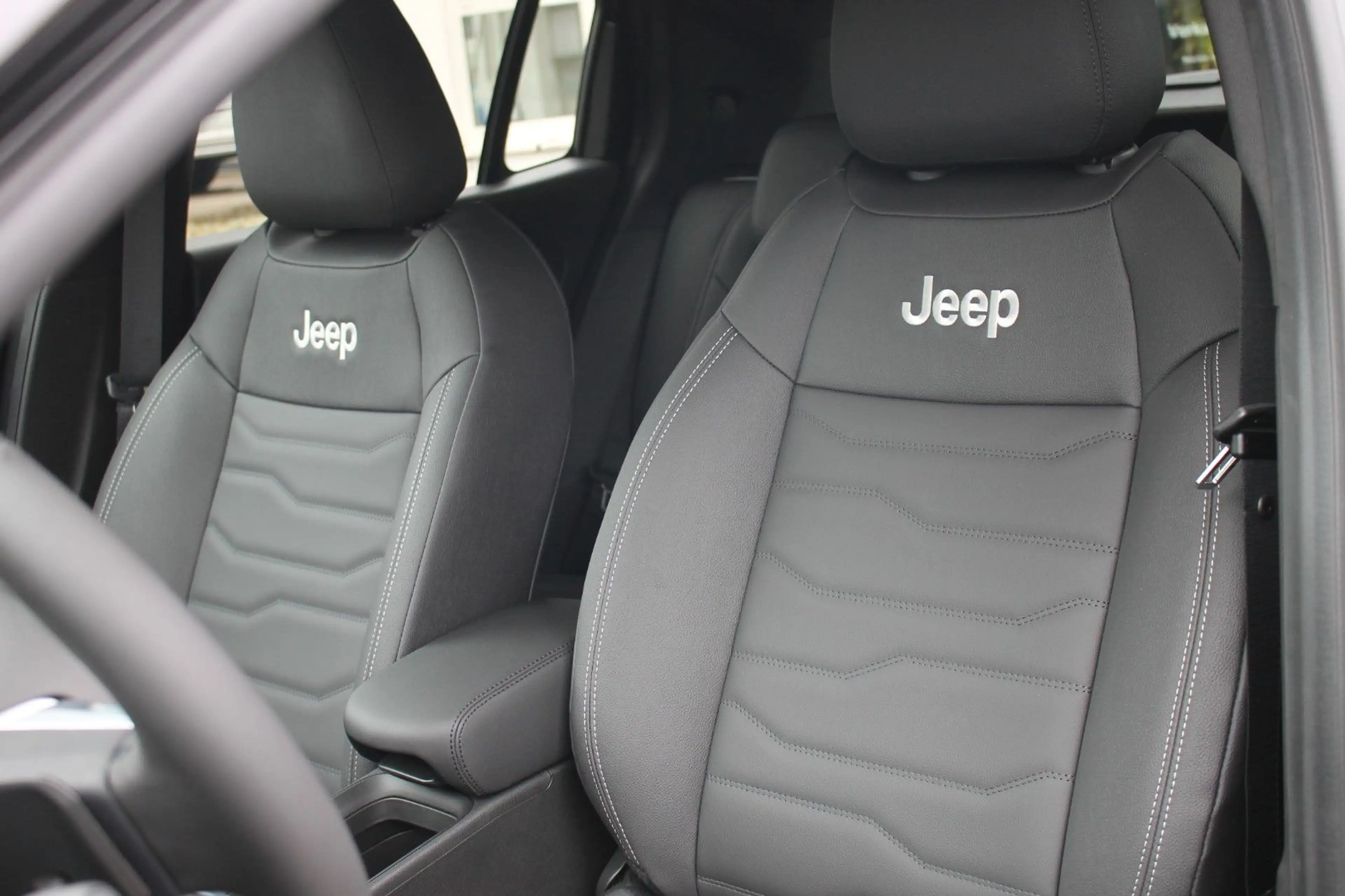 Jeep Avenger Summit Mild-Hybrid — photo 10