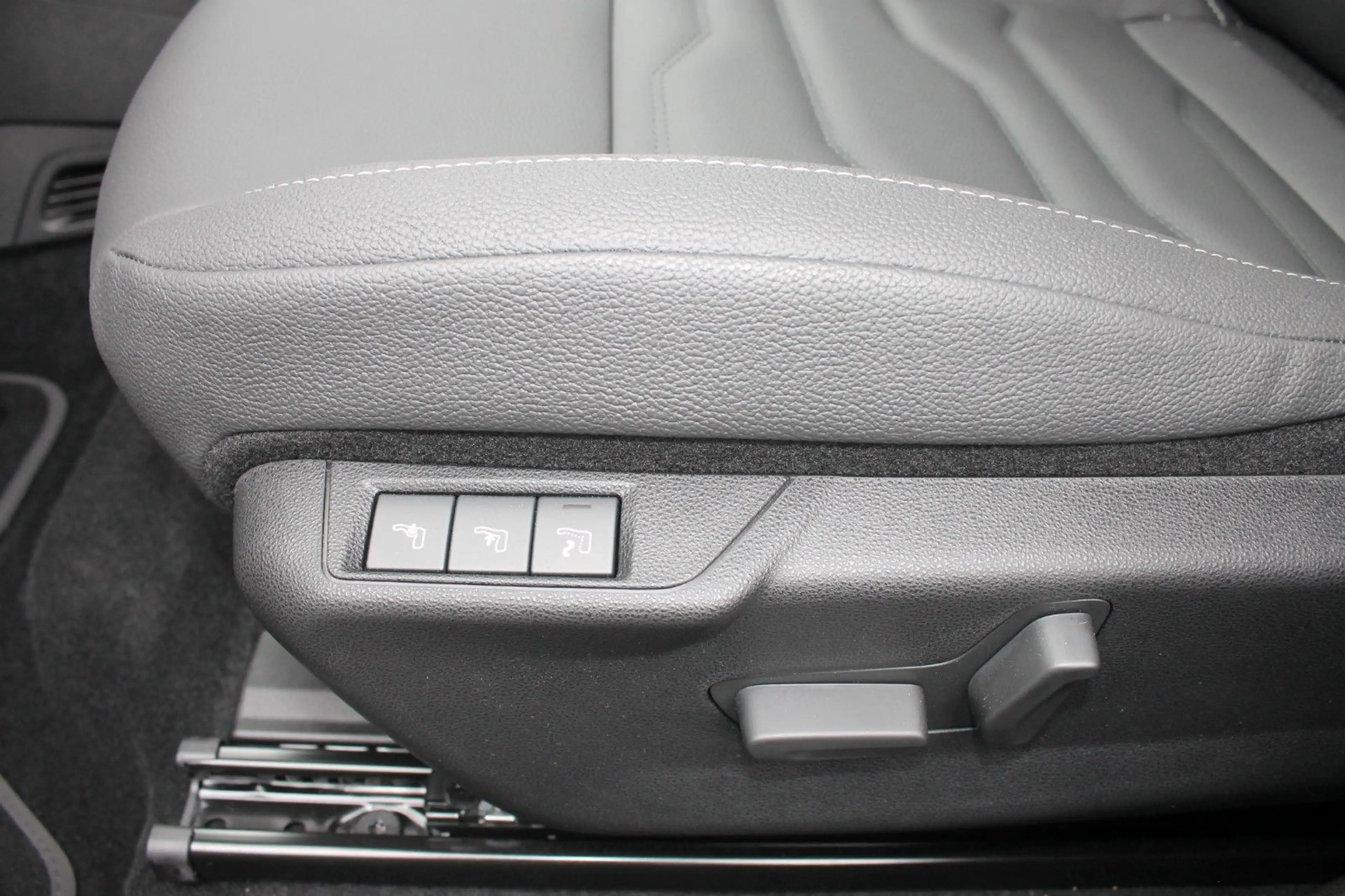 Jeep Avenger Summit Mild-Hybrid — photo 11