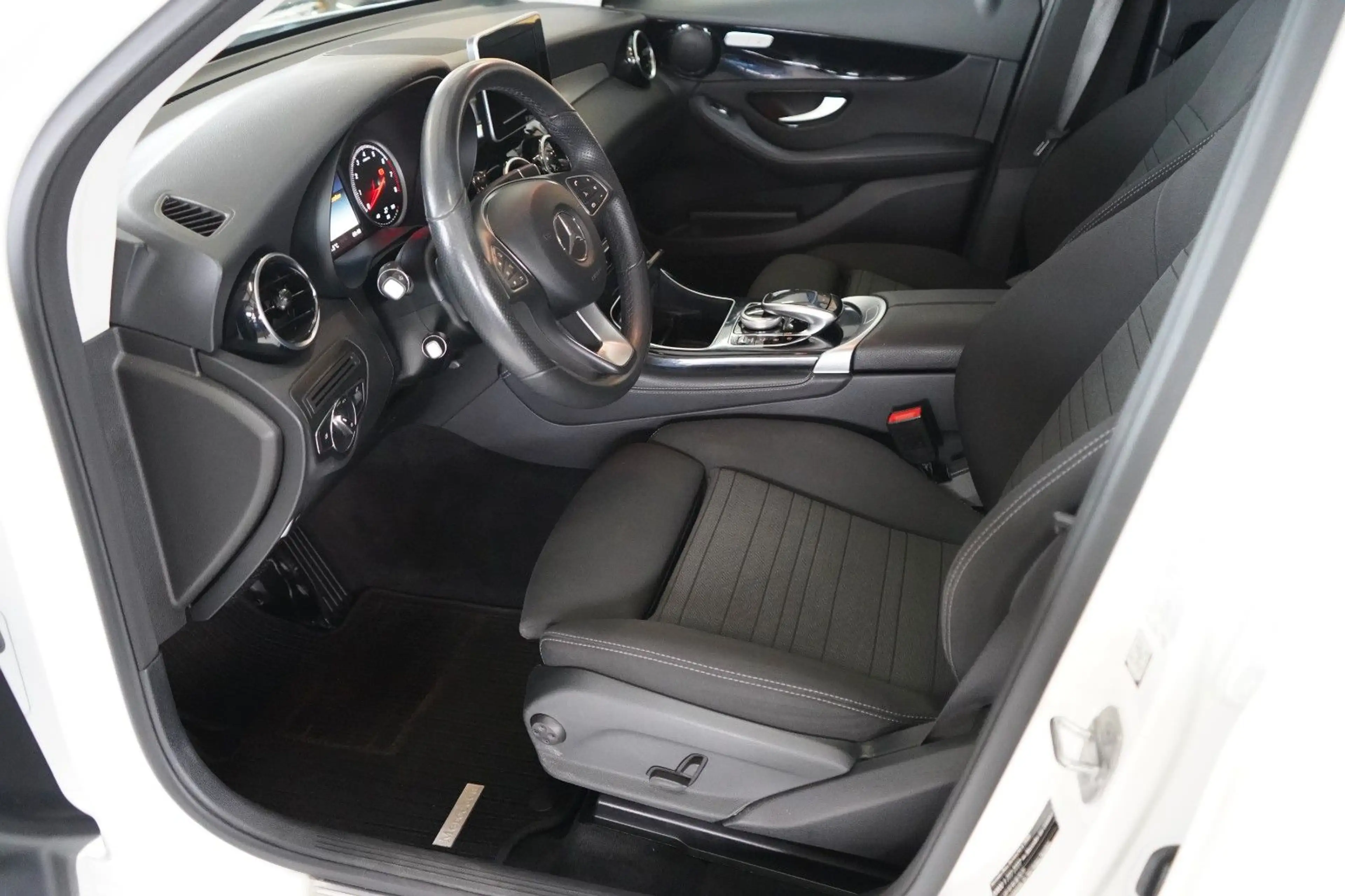 Mercedes-Benz GLC 250 4Matic AUTOMATIK / XENON / NAVI / R-KAM — photo 10