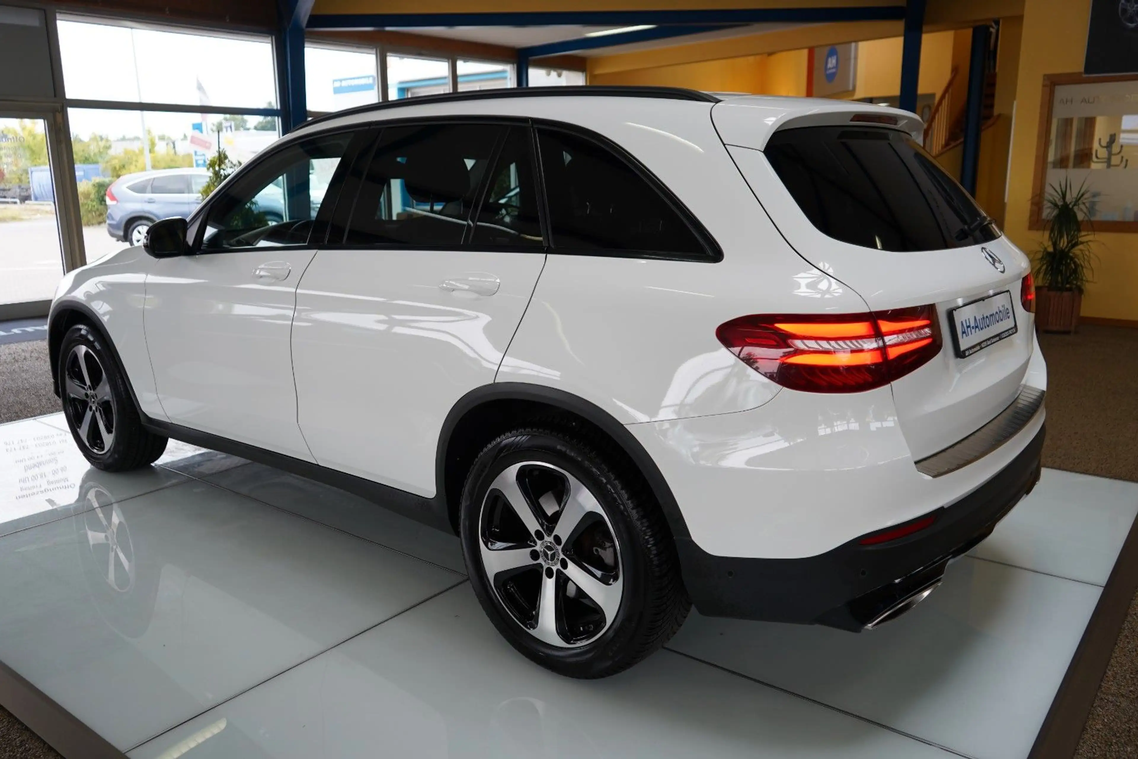 Mercedes-Benz GLC 250 4Matic AUTOMATIK / XENON / NAVI / R-KAM — photo 3