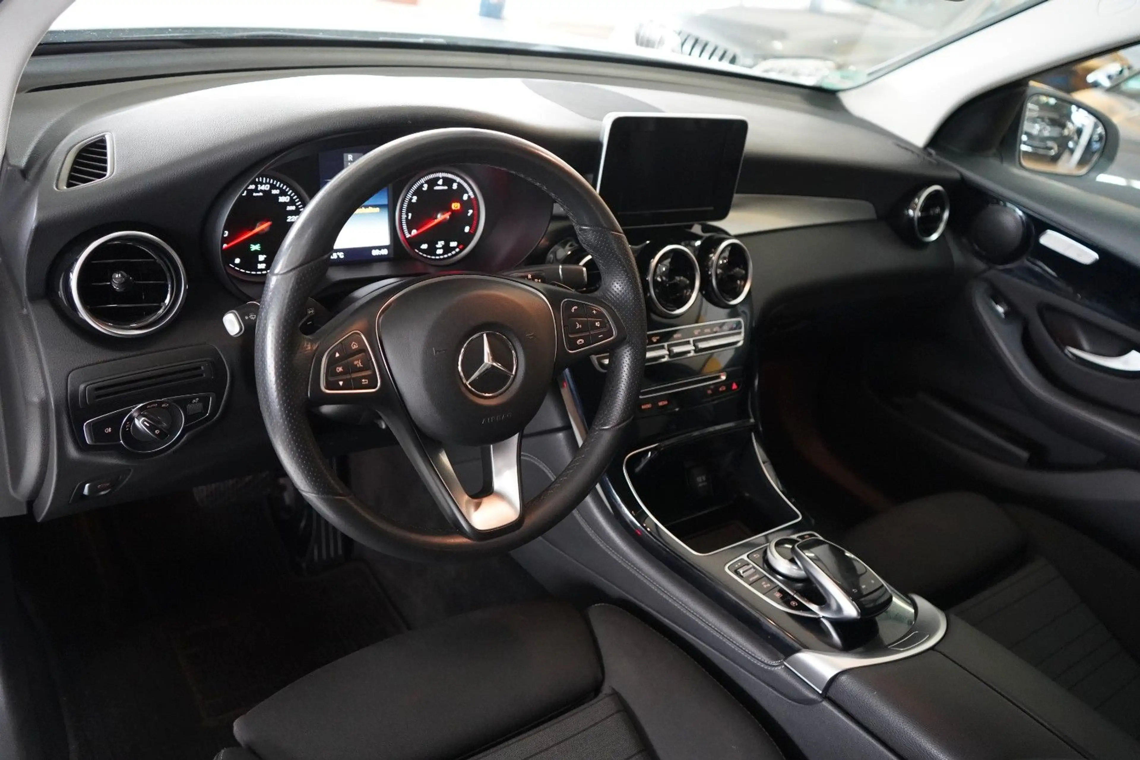 Mercedes-Benz GLC 250 4Matic AUTOMATIK / XENON / NAVI / R-KAM — photo 11