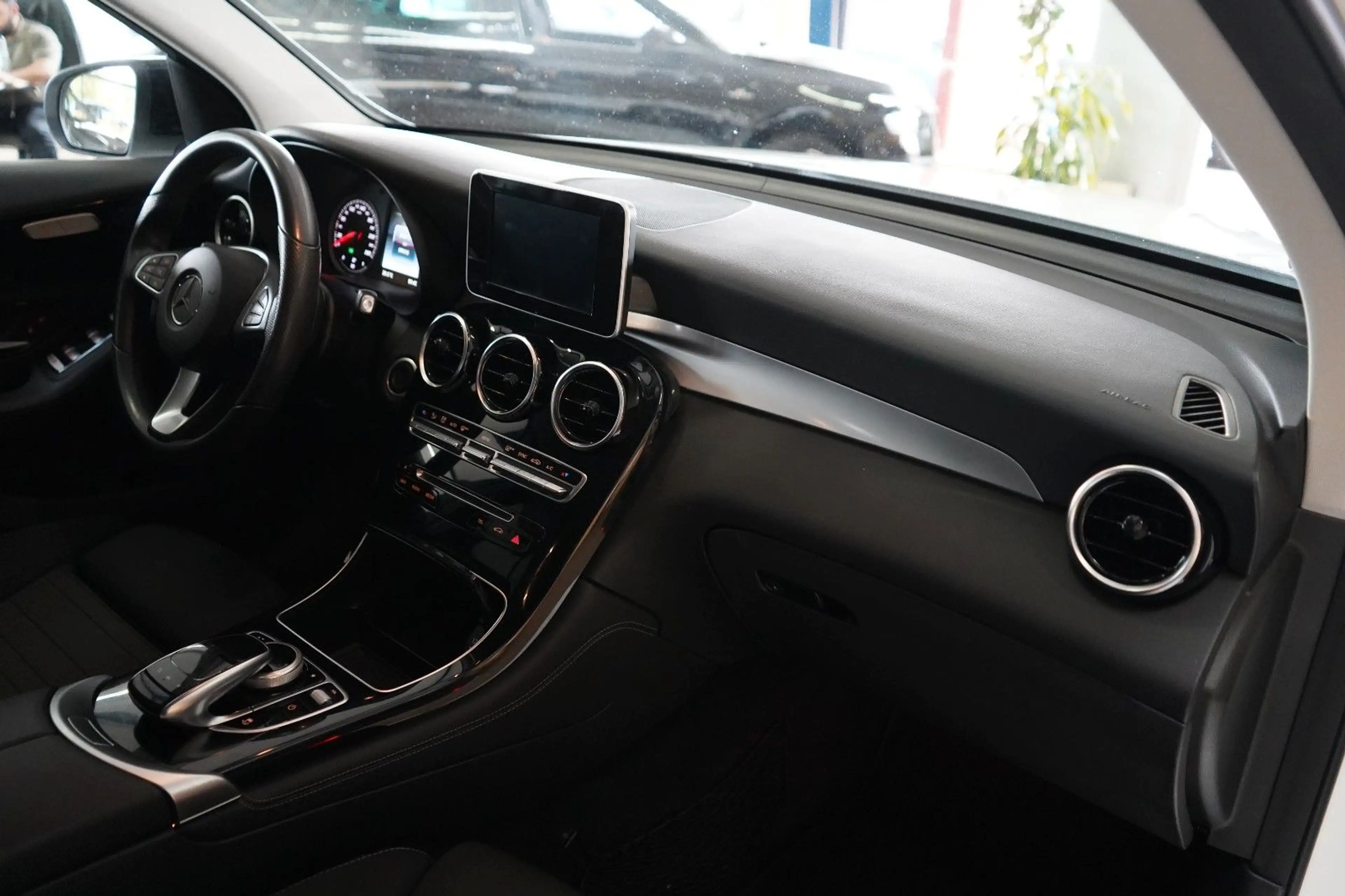 Mercedes-Benz GLC 250 4Matic AUTOMATIK / XENON / NAVI / R-KAM — photo 9