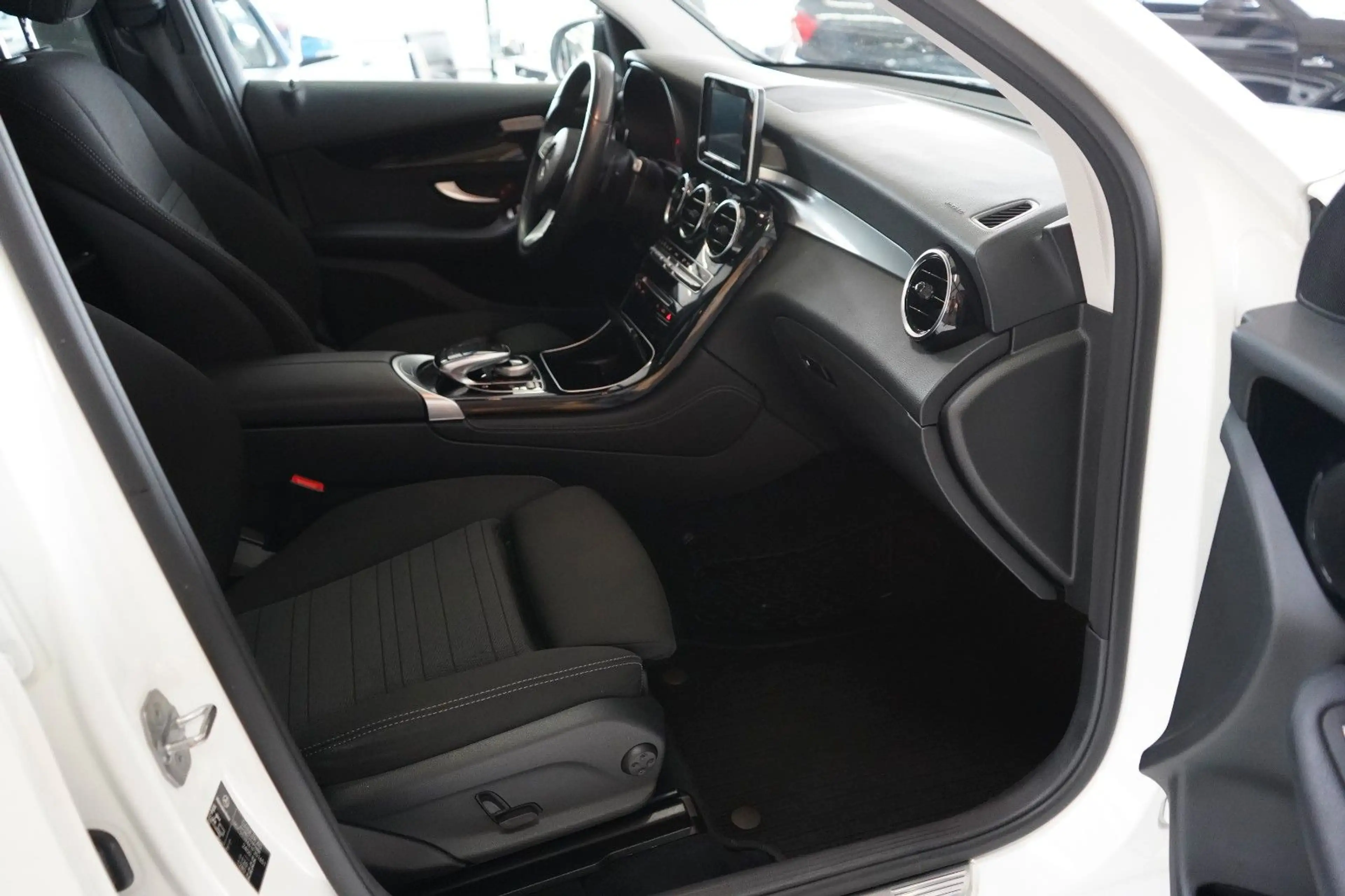 Mercedes-Benz GLC 250 4Matic AUTOMATIK / XENON / NAVI / R-KAM — photo 8
