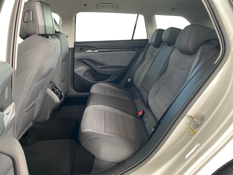 Skoda Superb Combi Selection 2,0 TDI AHK Fahr+ Assist+ — photo 11