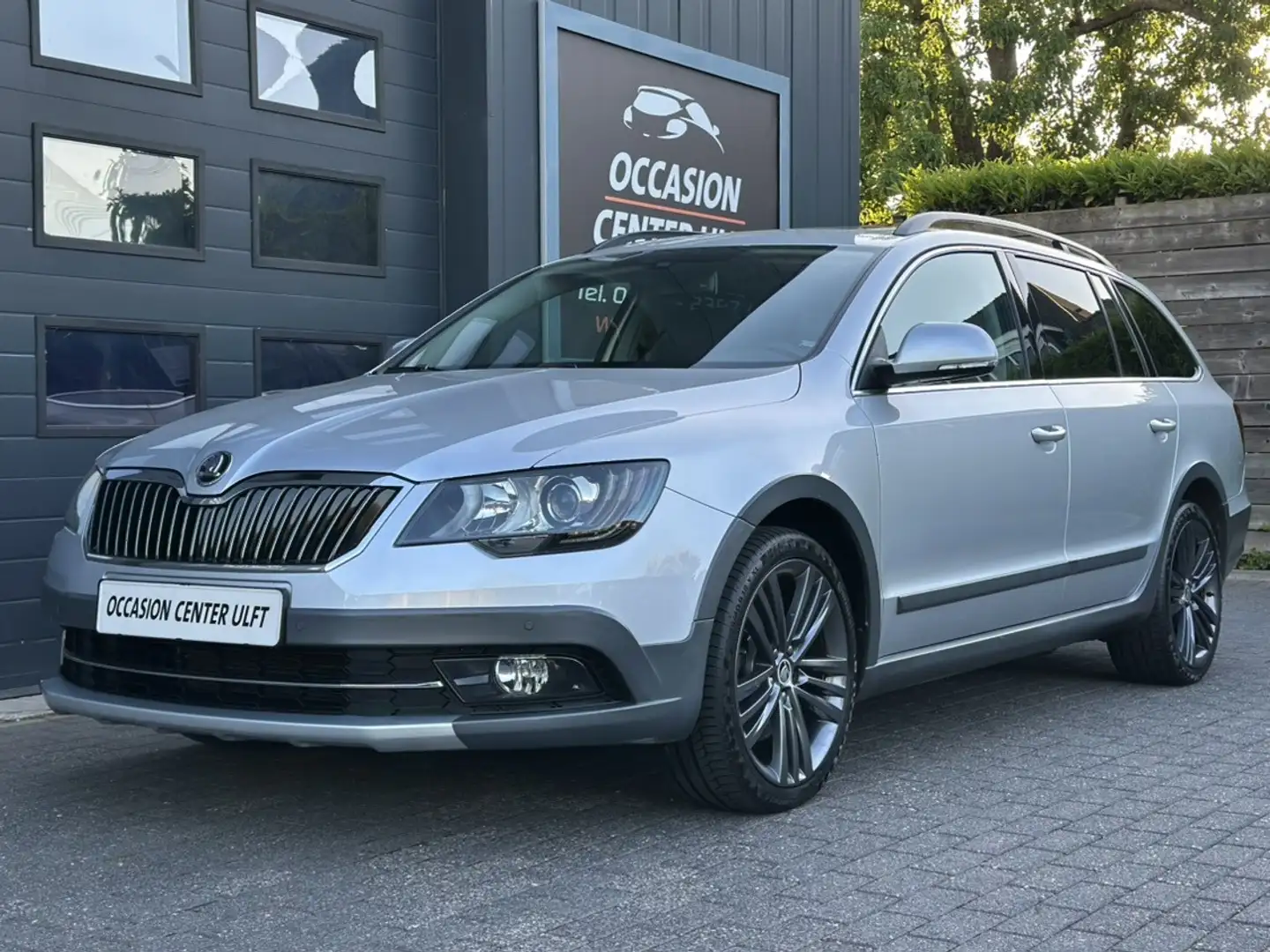 Skoda Superb Combi 1.8 ECC / PANORAMADAK / LEDER / NAVIGATIE .. Stříbrná - 1