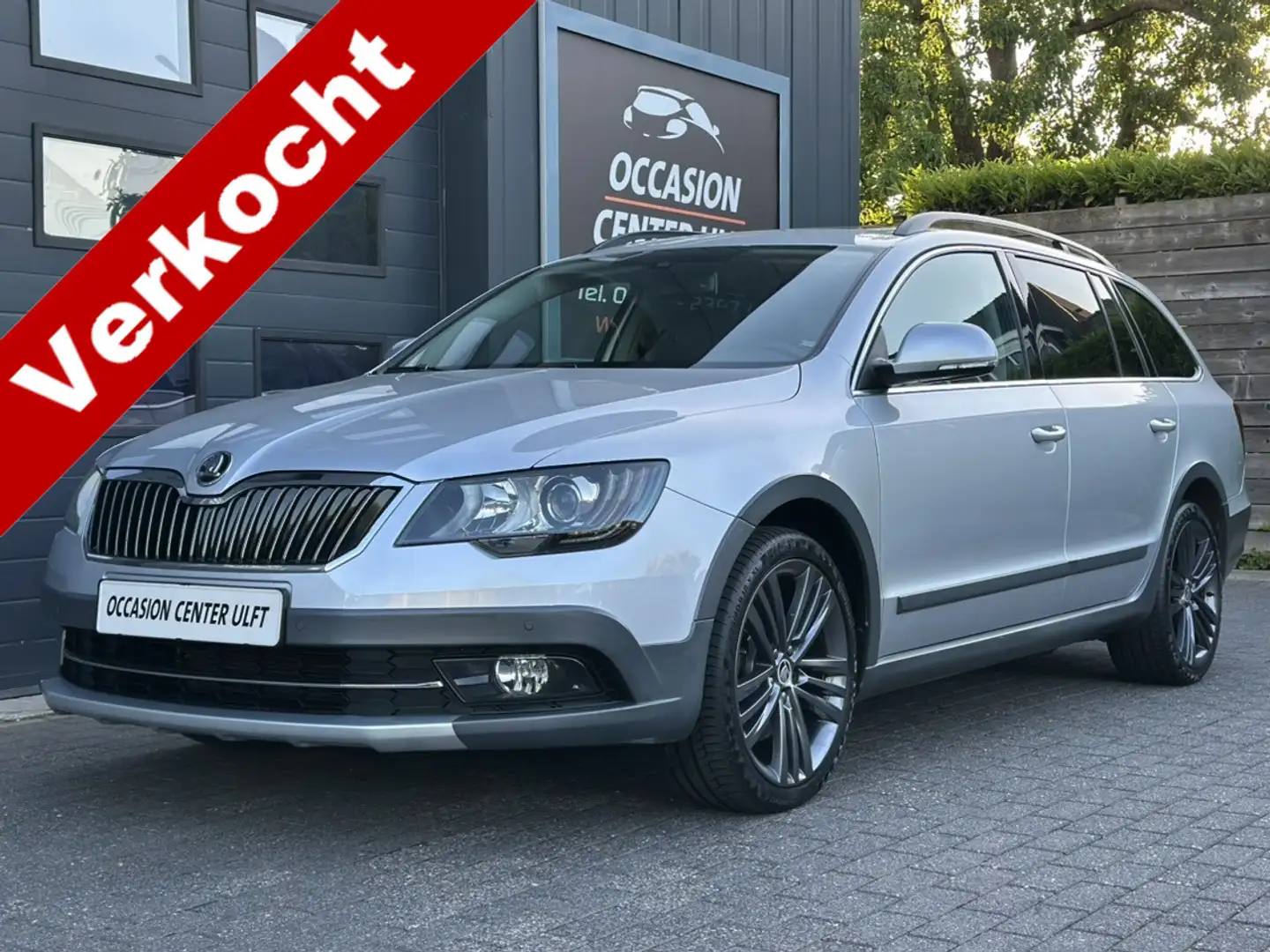 Skoda Superb Combi 1.8 ECC / PANORAMADAK / LEDER / NAVIGATIE .. Zilver - 1