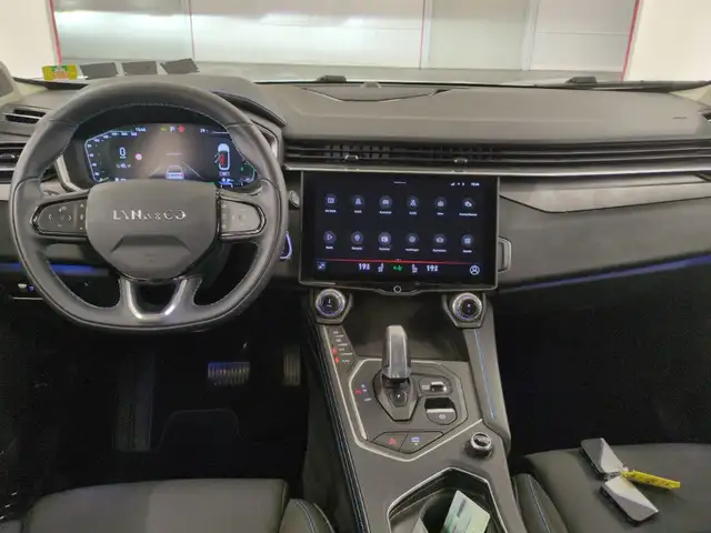 Lynk & Co 01 view 28