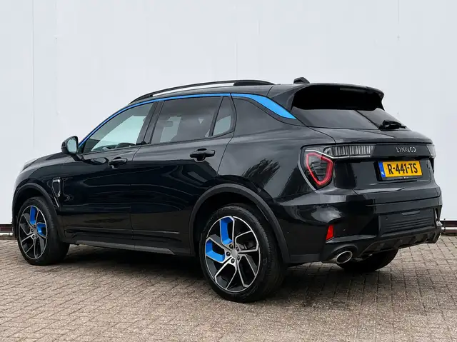 Lynk & Co 01 view 2