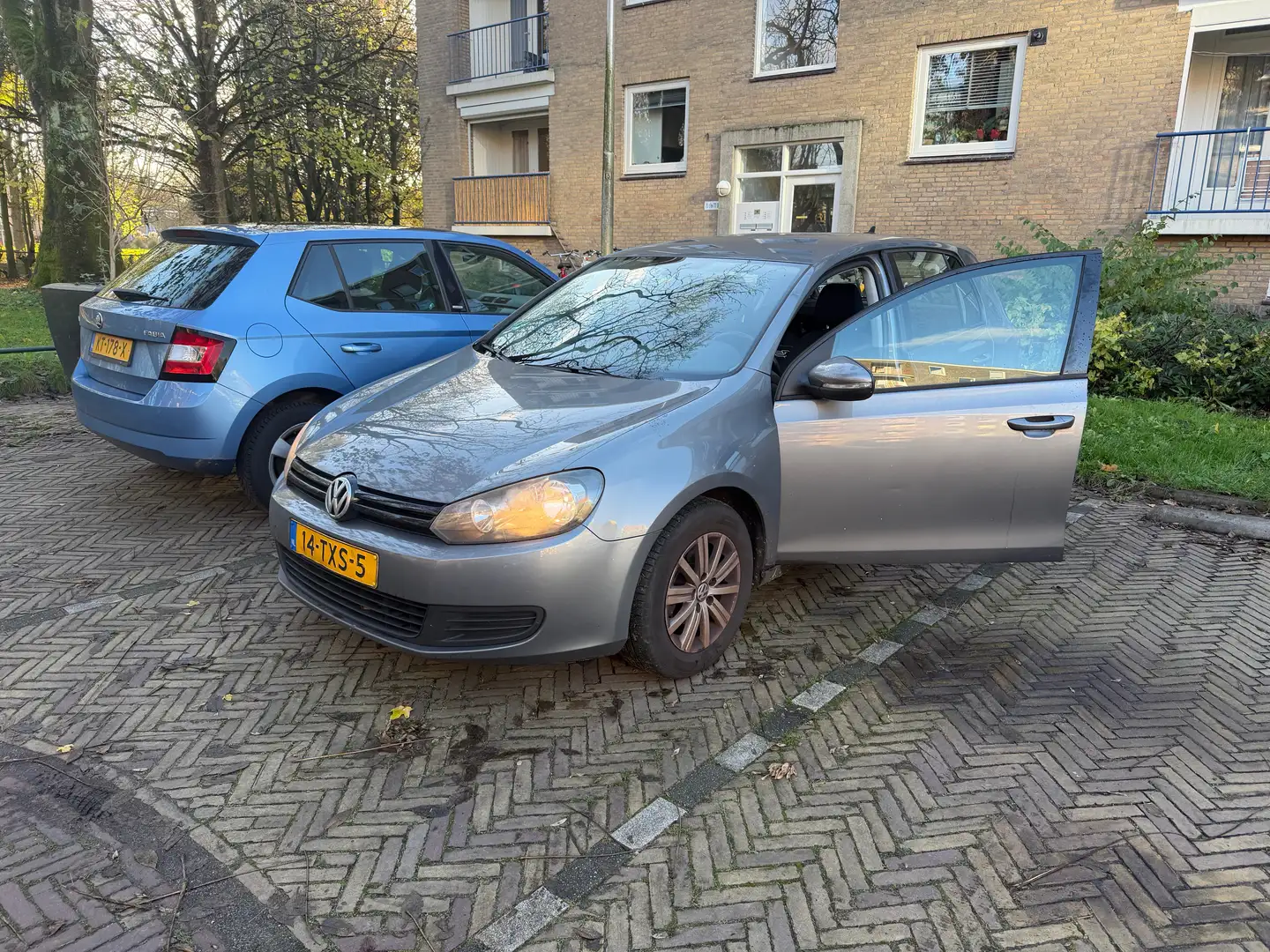 Volkswagen Golf Golf 1.2 TSI Tr. Edition BlueM Grijs - 2