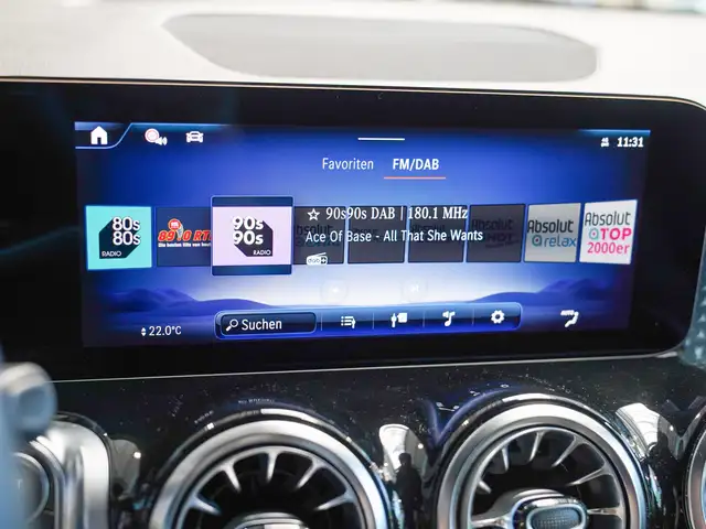 Mercedes-Benz Eqb view 19