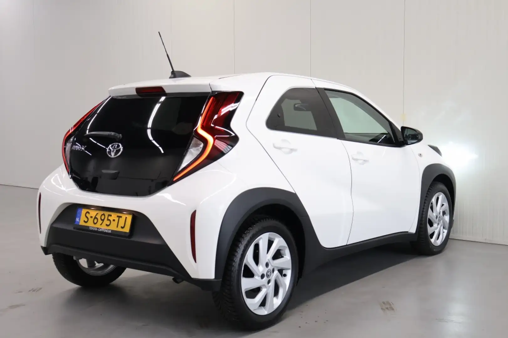 Toyota Aygo X 1.0 VVT-i MT first Wit - 2