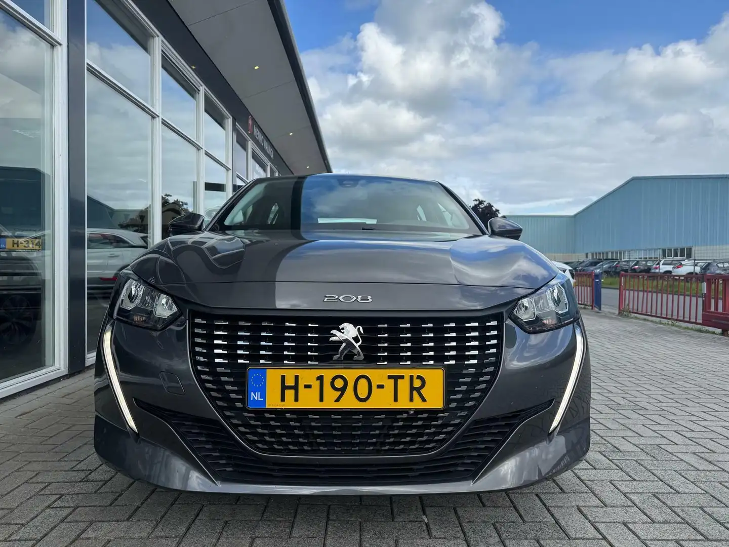 Peugeot 208 1.2 PureTech Active | Navi | Cruise | Airco | Grijs - 2