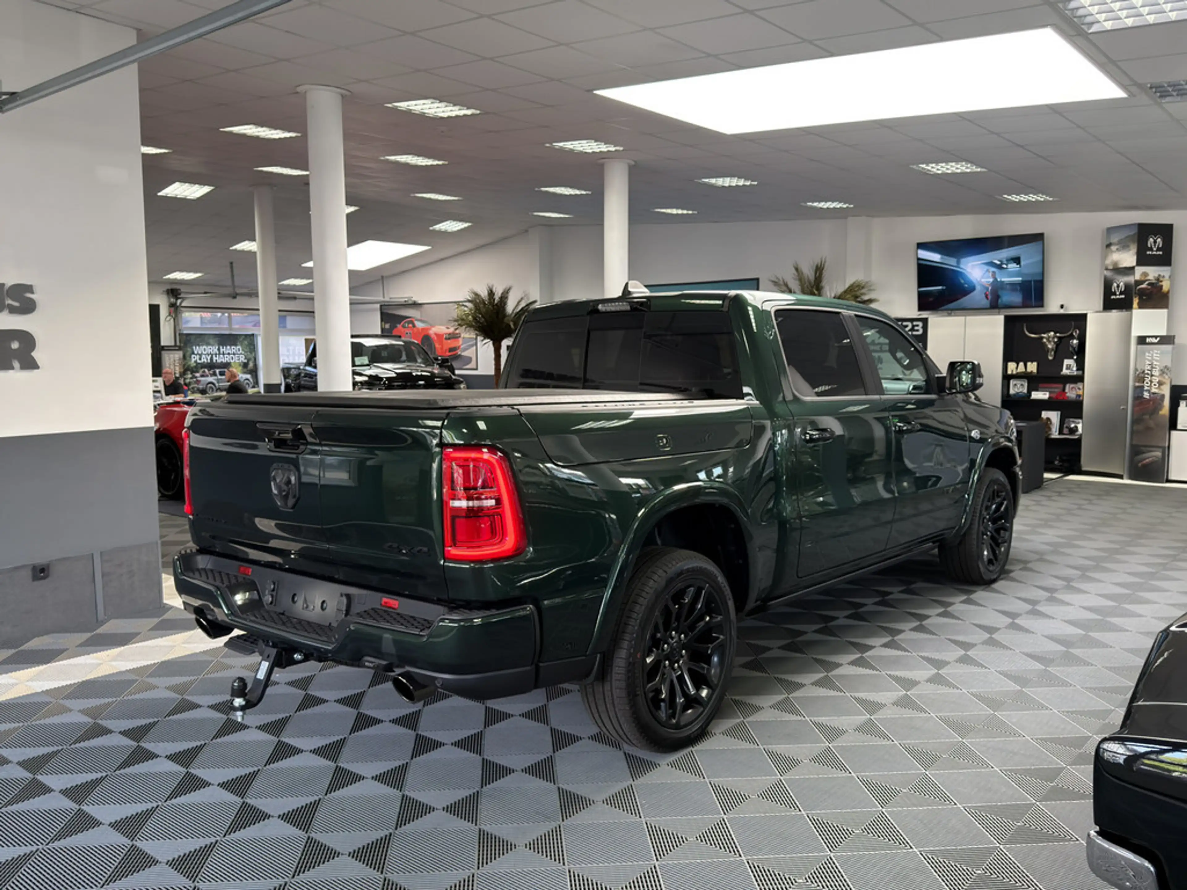 Dodge RAM 1500 Limited Night 5.7L V8, MY26 Multitailgate — photo 10