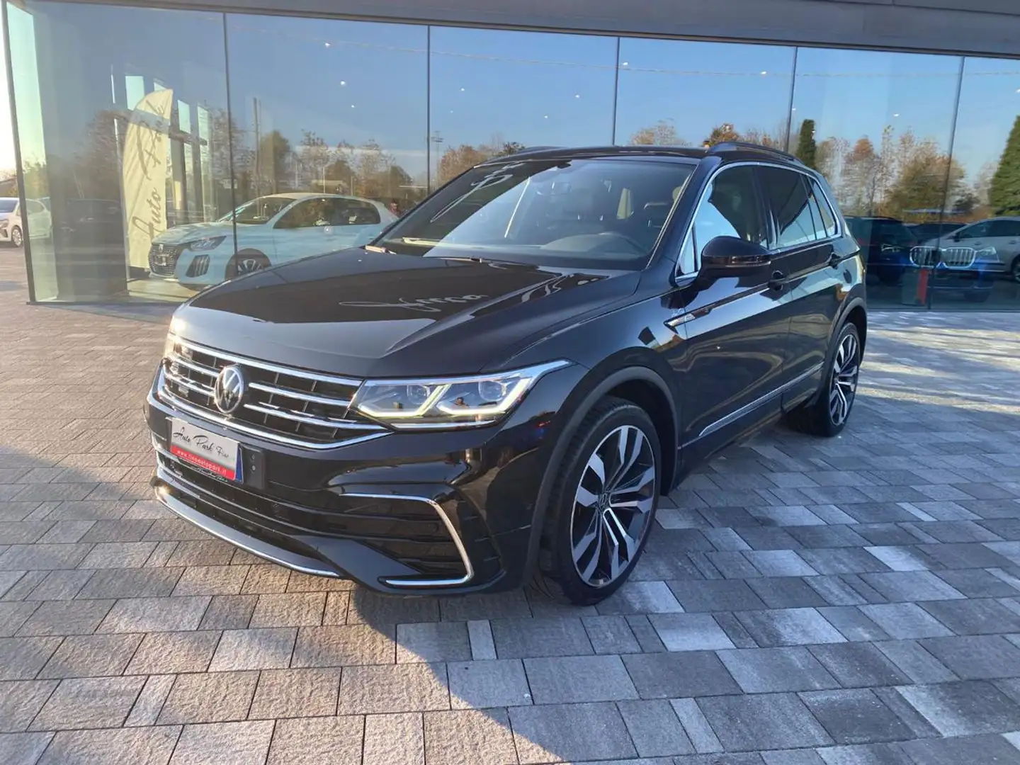 Volkswagen Tiguan 2.0 TDI 150 CV DSG R-Line + MATRIX Nero - 2