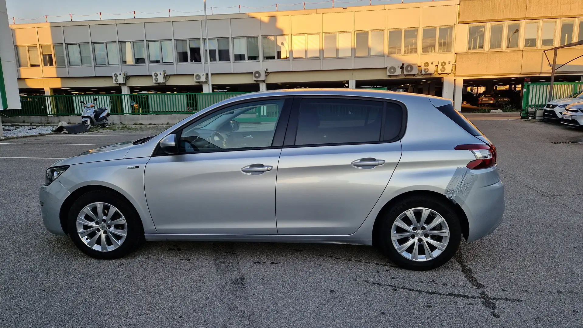 Peugeot 308 1.2 PureTech 110 Style S&S Silber - 2