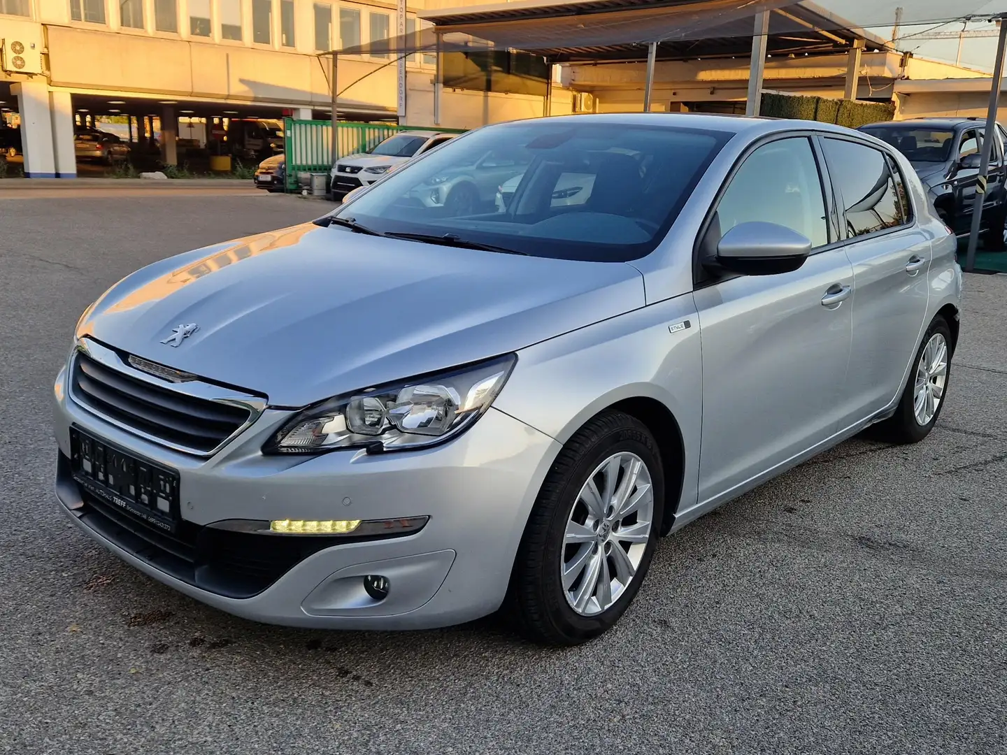 Peugeot 308 1.2 PureTech 110 Style S&S Silber - 1