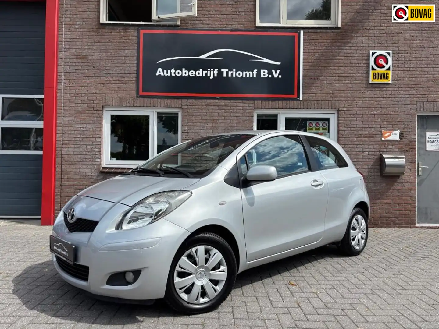 Toyota Yaris 1.3 - 101 PK -AUTOMAAT - AIRCO - ELEKTRISCH PAKKET Grijs - 1