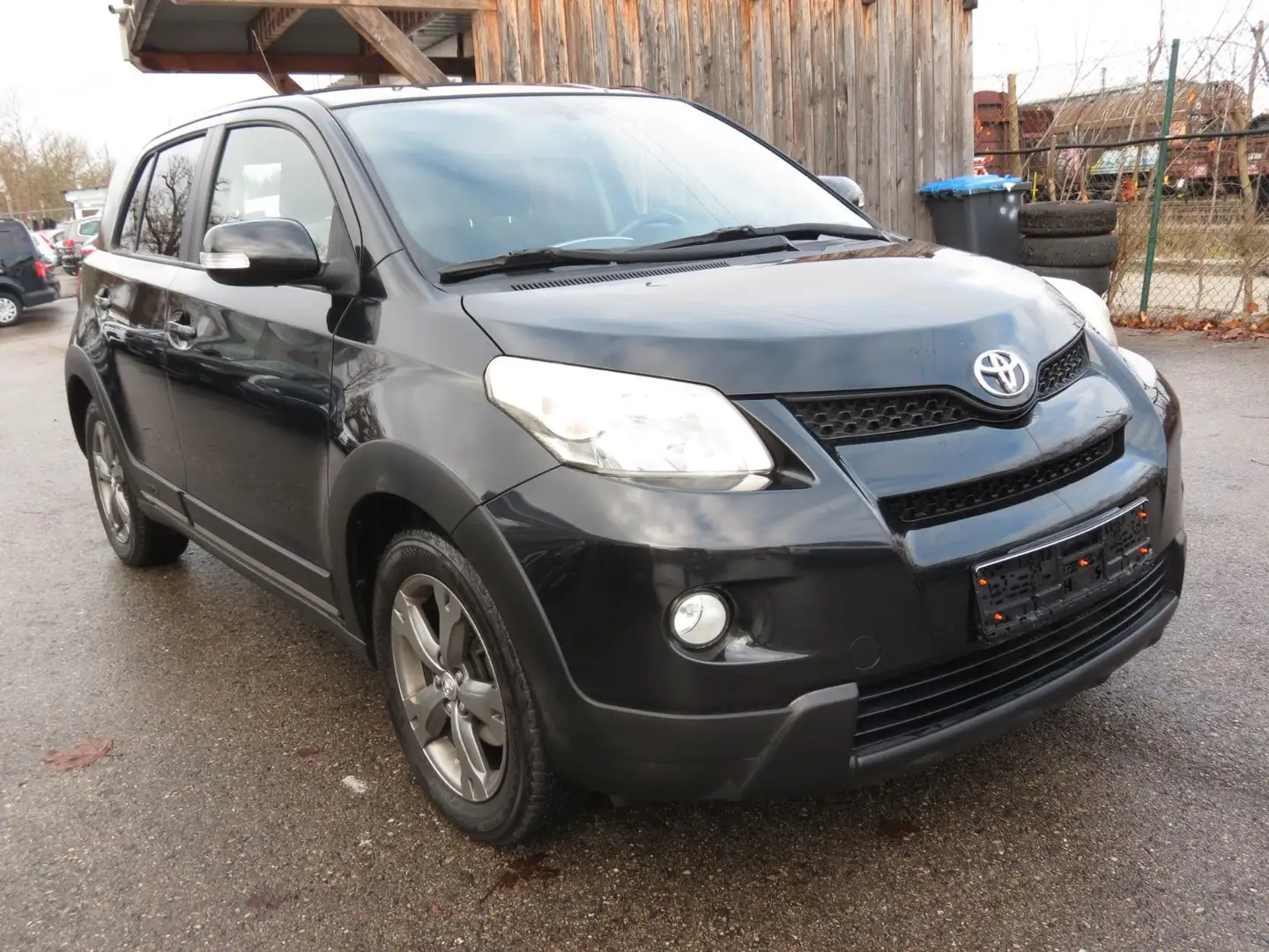 Toyota Urban Cruiser 1,4D 4x4 *TÜV neu,8-fach ber., AHK Noir - 1