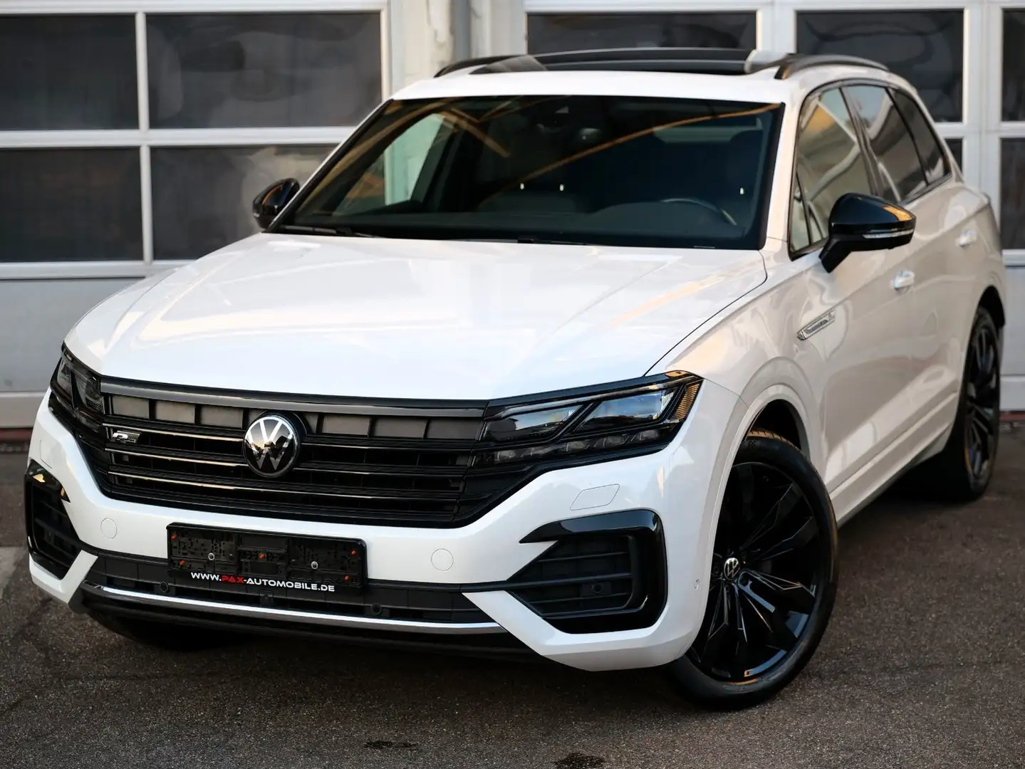 Volkswagen Touareg 3.0TDI 4M R LINE BLACK+PANO+LUFT+21+MATR Weiß - 1