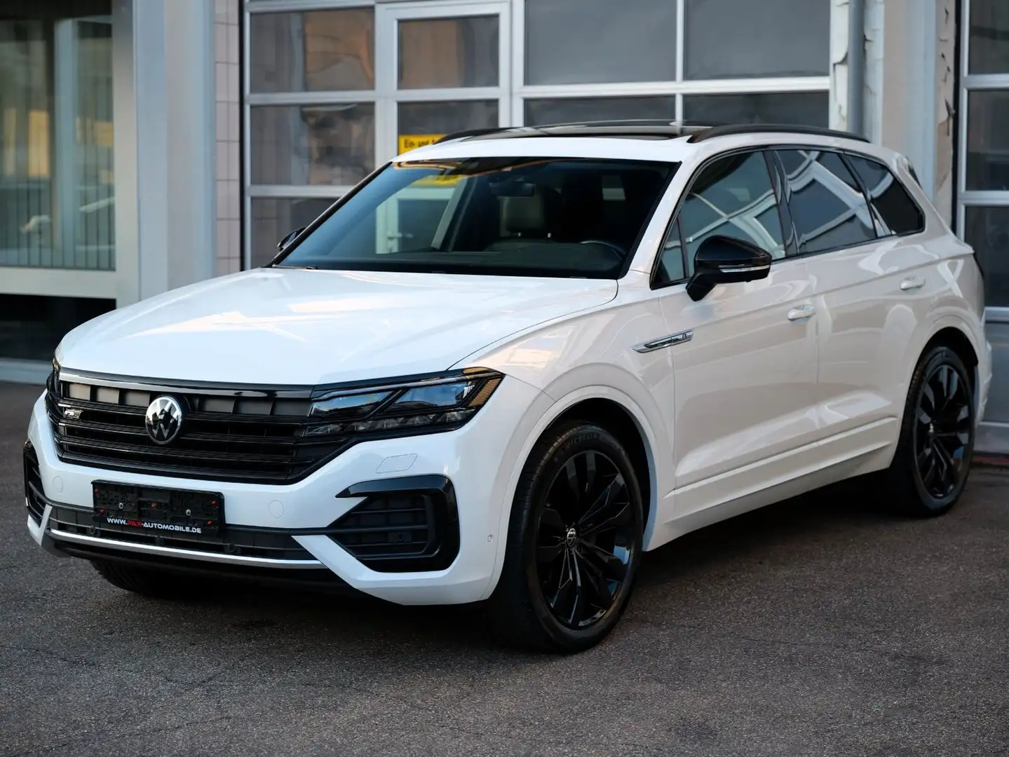 Volkswagen Touareg 3.0TDI 4M R LINE BLACK+PANO+LUFT+21+MATR Weiß - 2