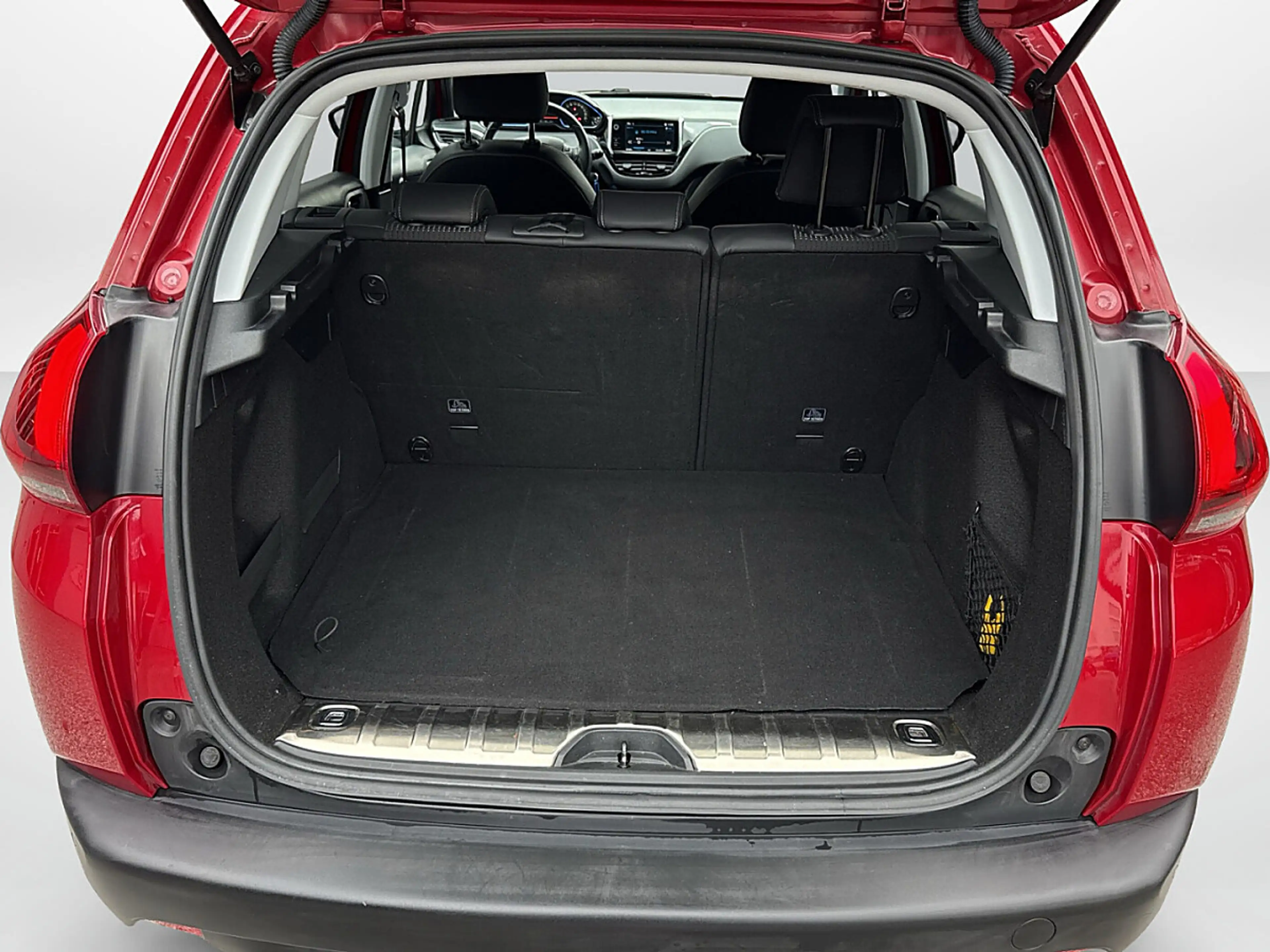 Peugeot 2008 1,2 PT130 Allure — photo 5