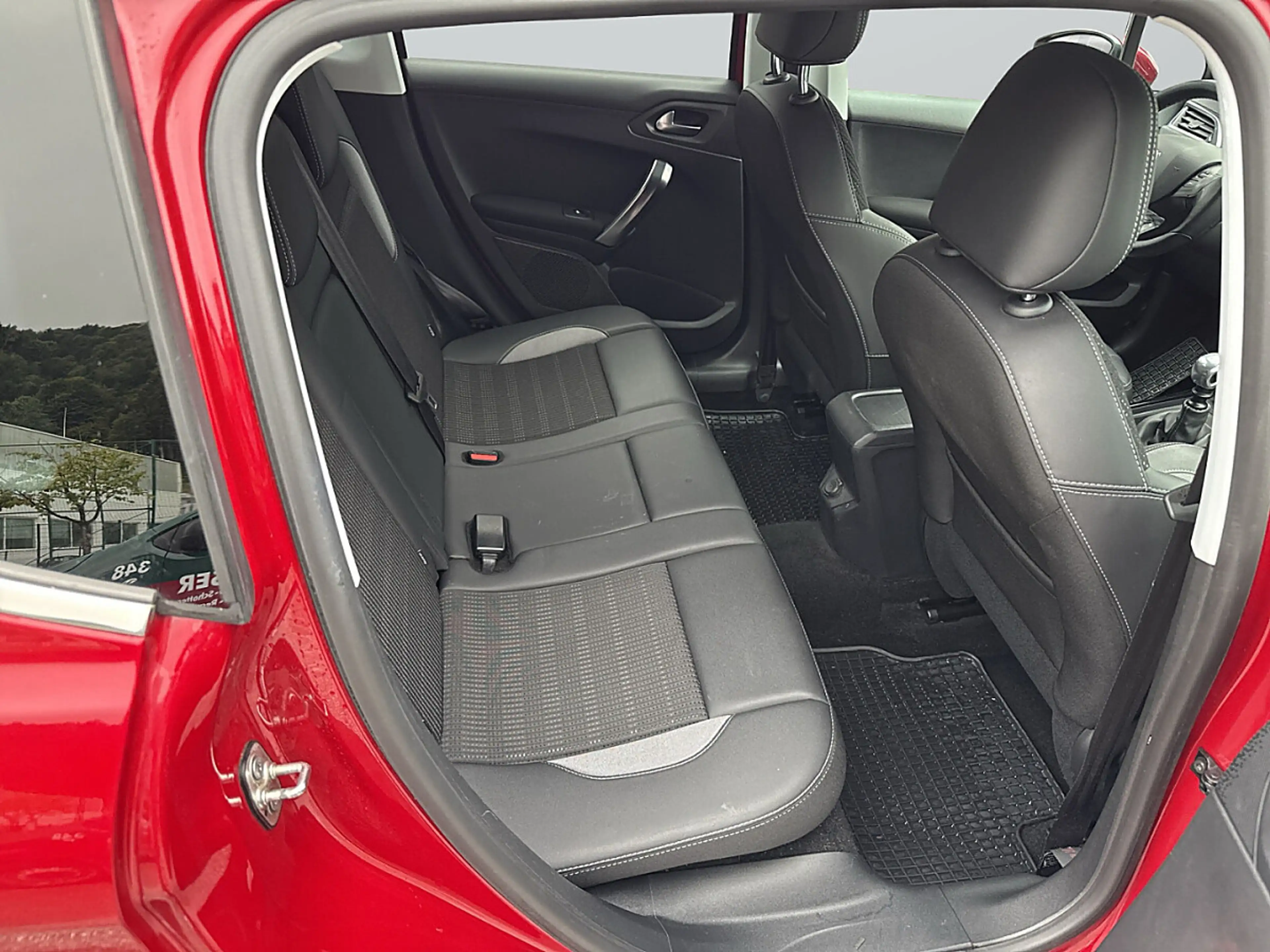 Peugeot 2008 1,2 PT130 Allure — photo 4