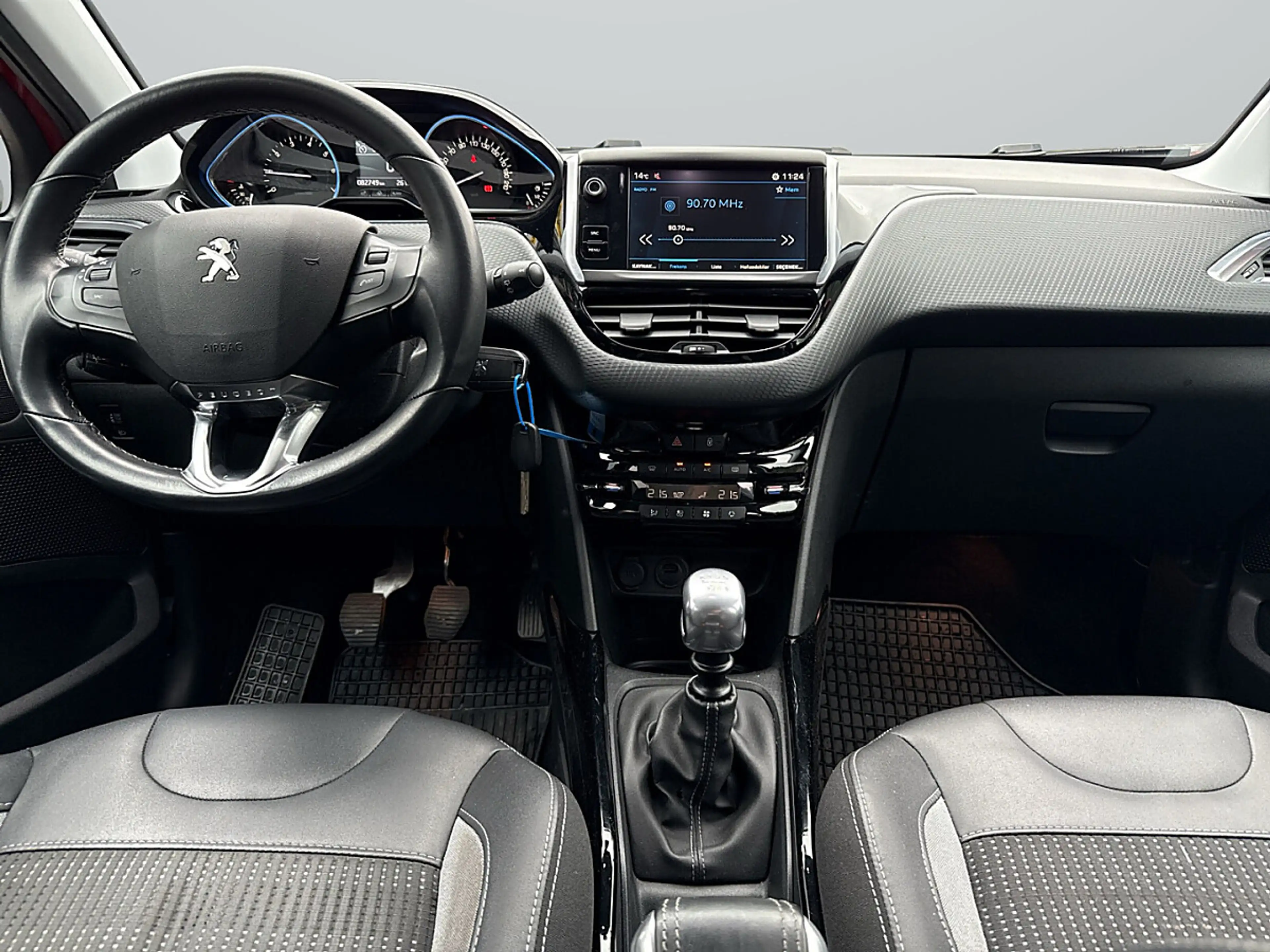 Peugeot 2008 1,2 PT130 Allure — photo 7