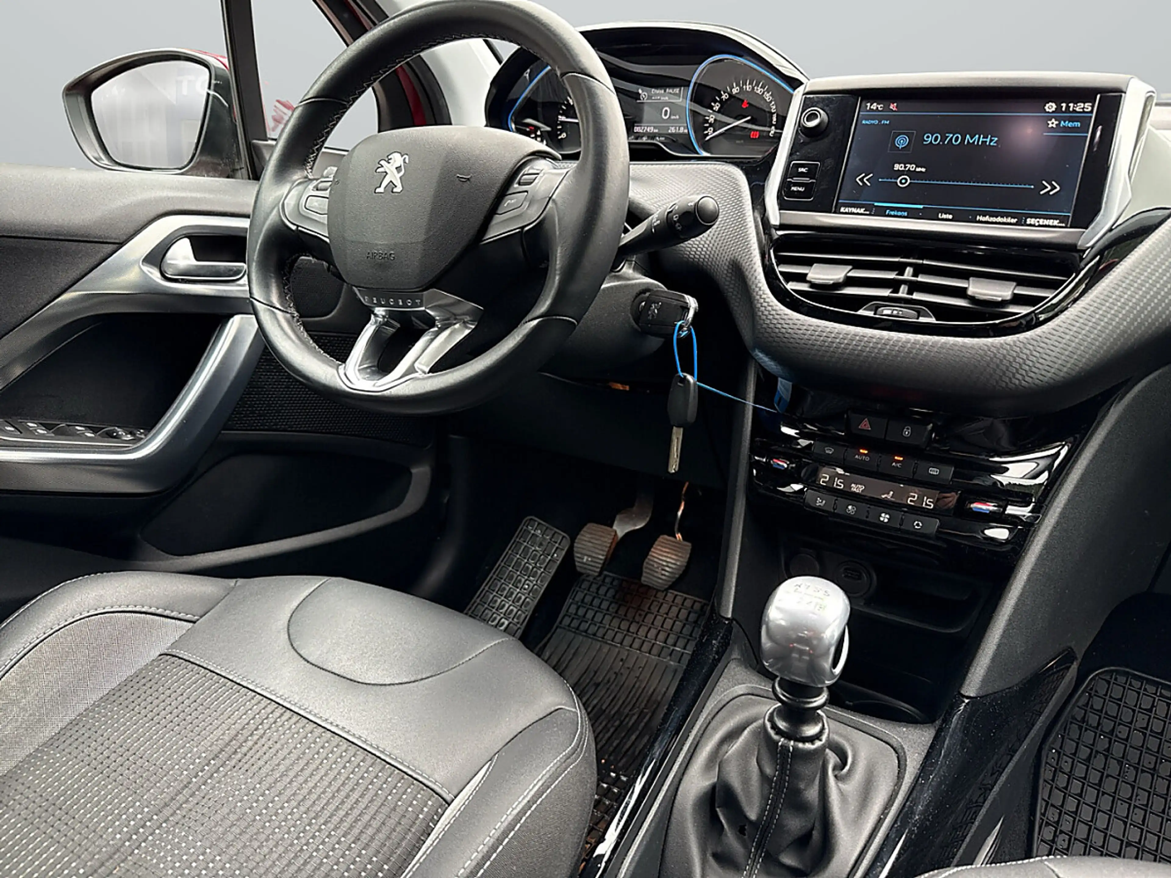 Peugeot 2008 1,2 PT130 Allure — photo 3