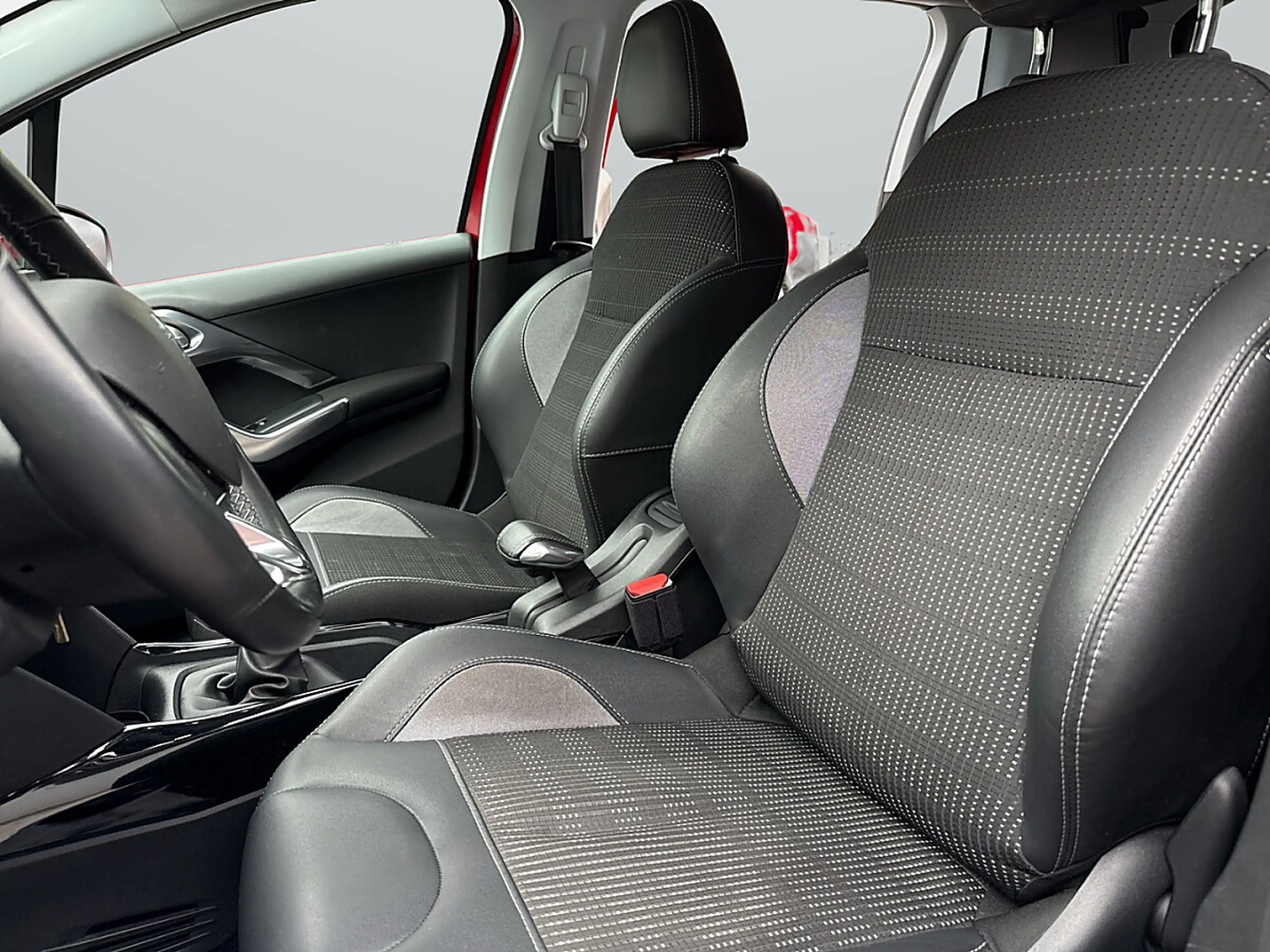 Peugeot 2008 1,2 PT130 Allure — photo 6