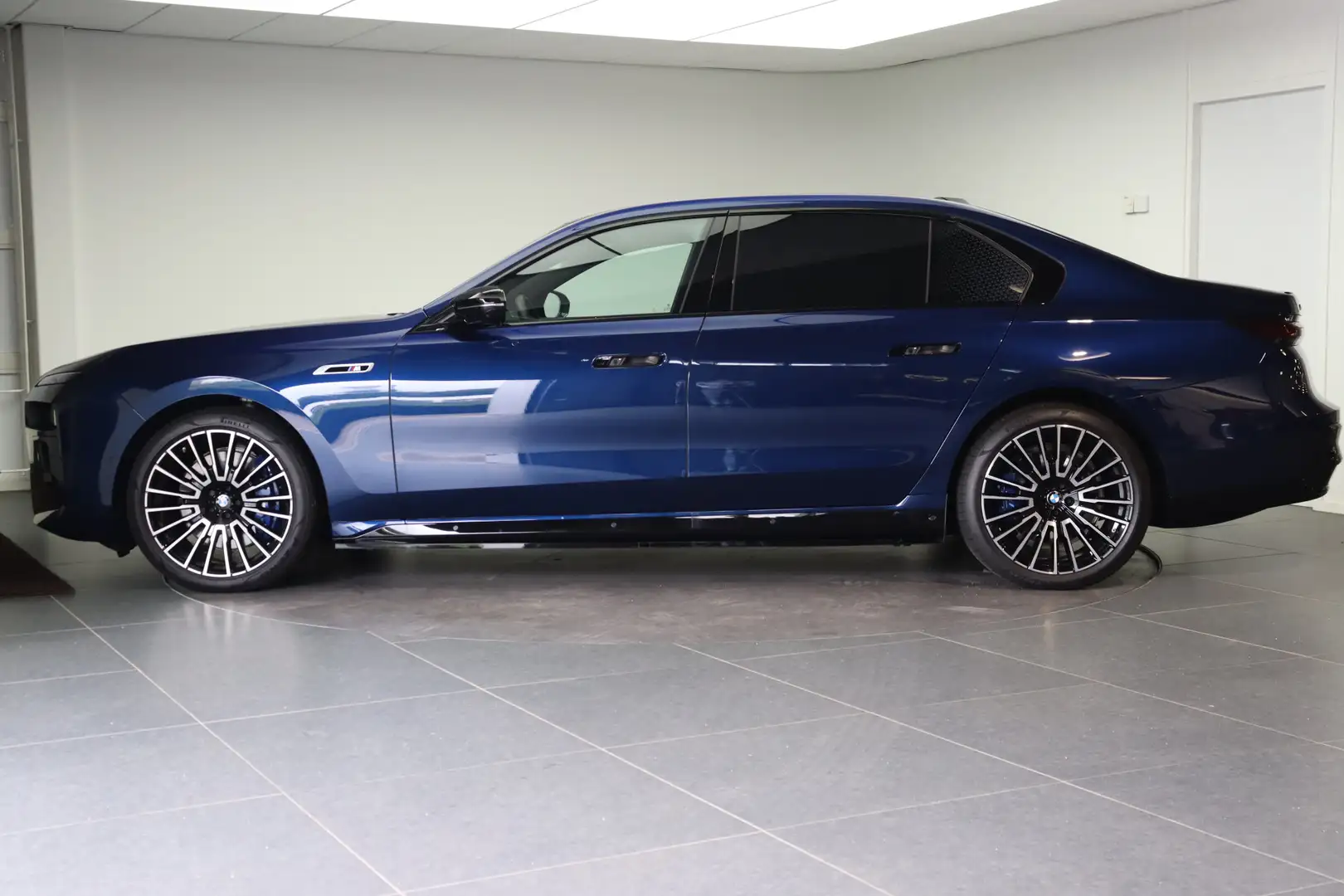 BMW i7 M70 xDrive High Executive / Panoramadak Sky Lounge Blau - 2