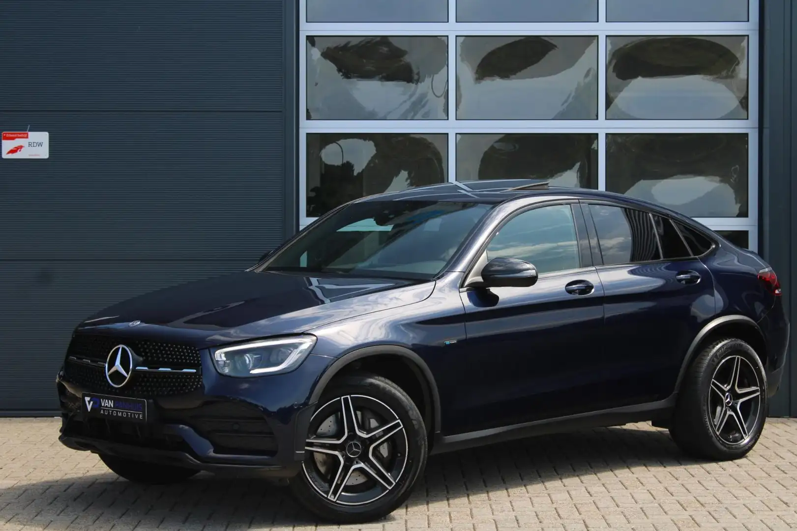 Mercedes-Benz GLC 300 Coupé 300e 4MATIC 320pk AMG Night| Pano | ACC | El Blauw - 1