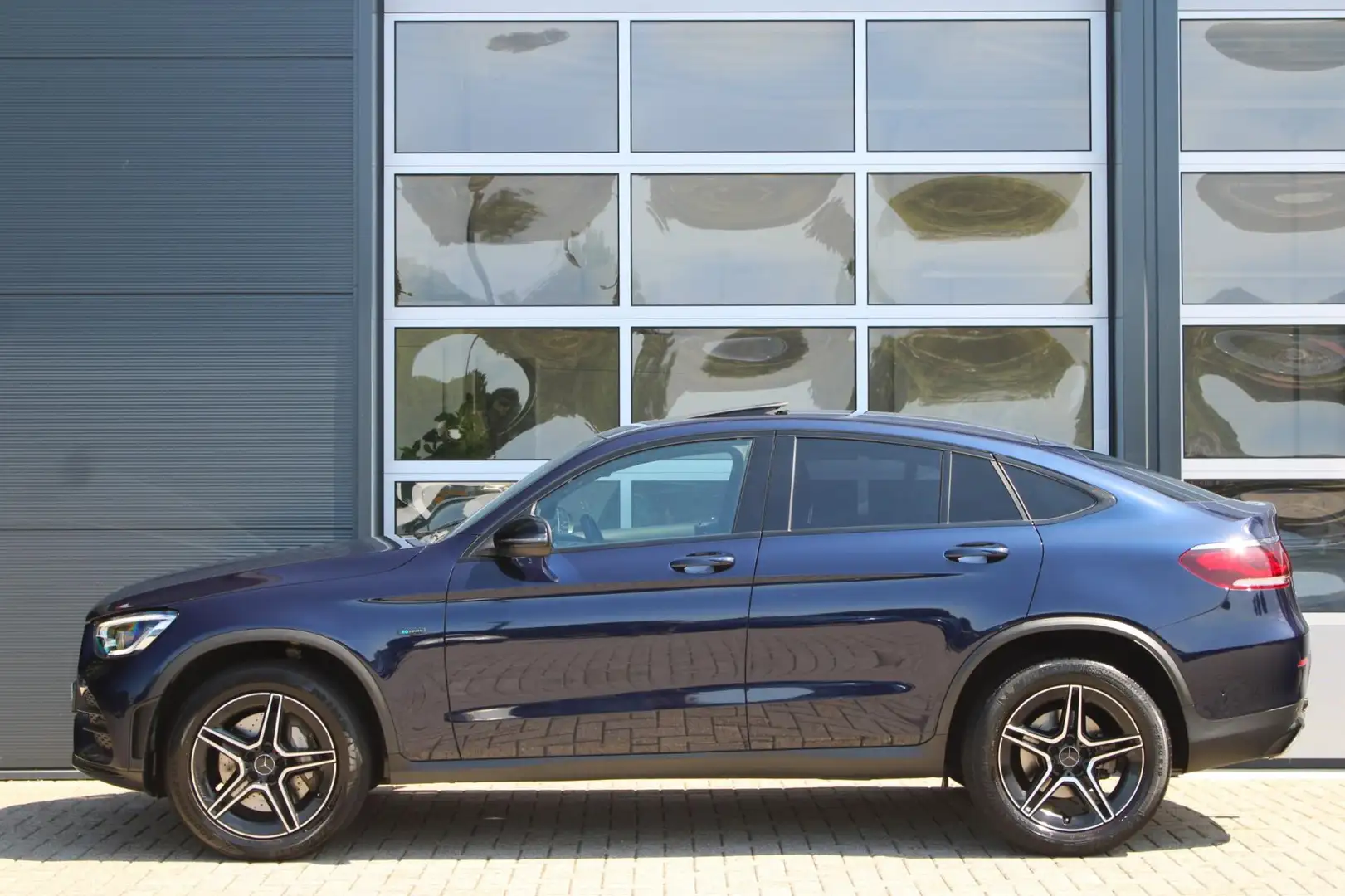 Mercedes-Benz GLC 300 Coupé 300e 4MATIC 320pk AMG Night| Pano | ACC | El Blauw - 2