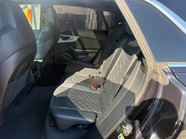 Audi Q8 view 7