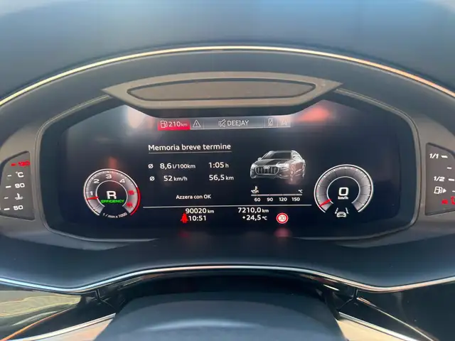 Audi Q8 view 6