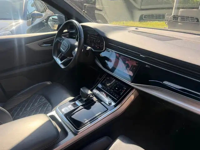 Audi Q8 view 11