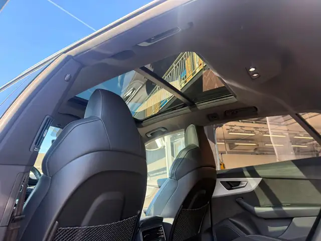 Audi Q8 view 5