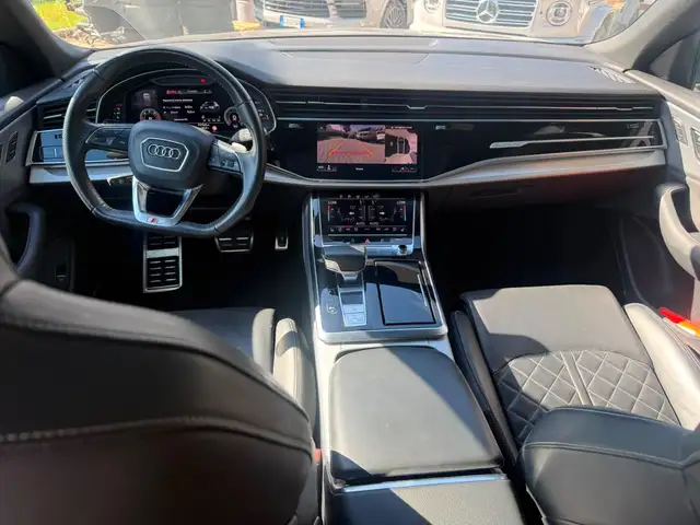 Audi Q8 view 8
