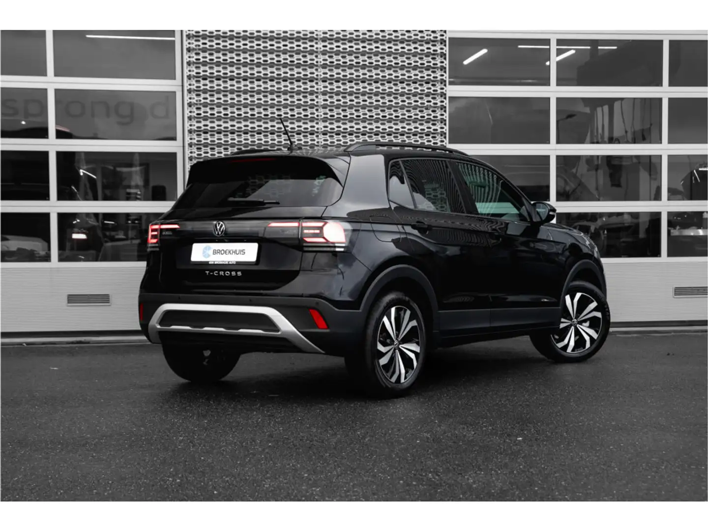 Volkswagen T-Cross 1.0 TSI Life Edition | Trekhaak | Navigatie | PDC Zwart - 2