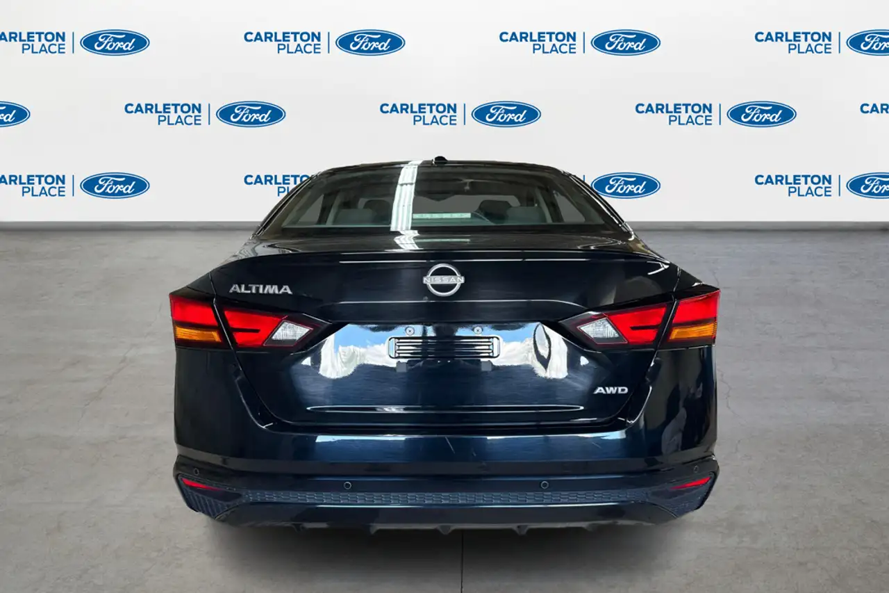 Nissan Altima снимка Nissan Altima